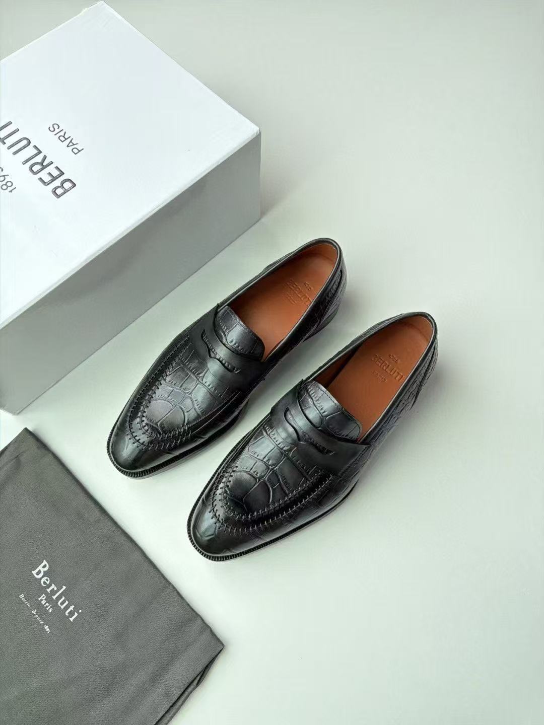 NO:889162,.Berluti's classic Penny Loafer style, with a laceless slip-on design, has an elegant and relaxed feel, taking into account both formal and casual occasions. The hand-stitching and exquisite carvings on the shoe body are the embodiment of Berluti's advanced craftsmanship. Patina hand-rubbing process, the color is hand-dyed, each pair is unique. Size 39-45 (38 46 custom-made)  Color dark brown lines, soot black lines, brown rub color, black blue rub color, loafers19860909.Berluti 经典的 Penny Loafer（便士乐福鞋） 款式,无鞋带的套脚设计,自带优雅松弛感,兼顾正式与休闲场合.鞋身的手工缝线与精致雕花,是 Berluti 高级工艺的体现.Patina手工擦色工艺,颜色是手工晕染出来的,每一双都独一无二. 码数39-45（38 46订做）  颜色深棕纹,烟灰黑纹、棕擦色,黑兰擦色,,loafers,Men's shoes