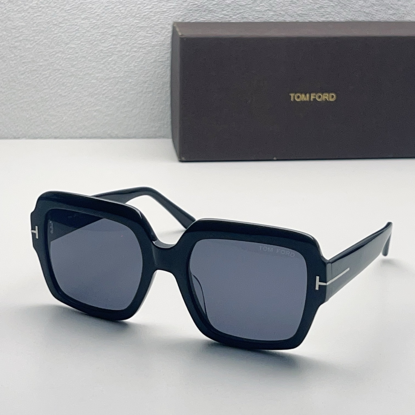 TOM FORD FT1082 Солнцезащитные очки пластик квадратные черная оправа