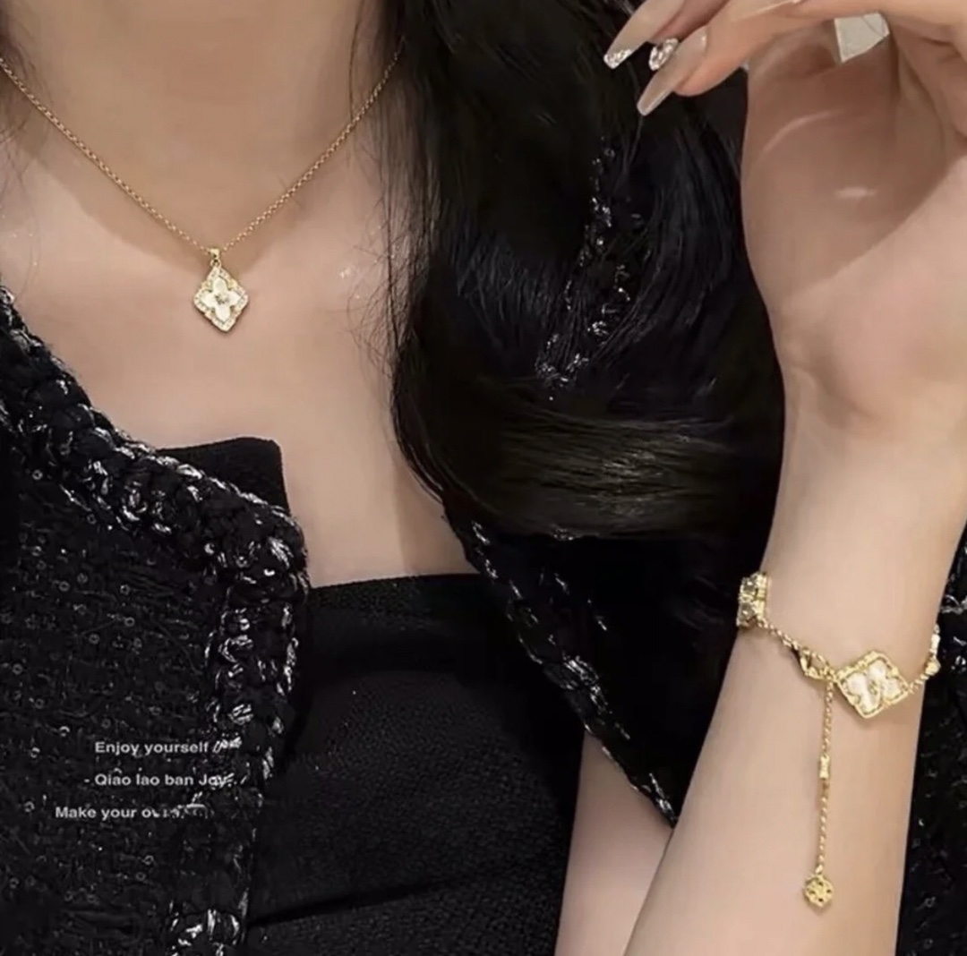 부첼라티 화이트 마더오브펄 꽃 장식 팔찌 64231 이미지 2