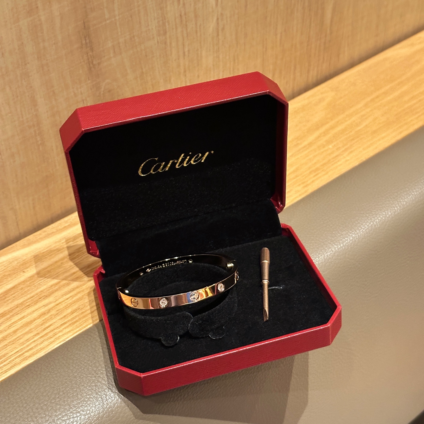 P95💰卡地亚Love系列新款宽版4钻手镯，升级半开镯模式，卡地亚经典杰作，经久不衰，传奇经典，一直流行无需多说❗看做工看细节看刻字，一致正品精选德国钛钢材质，Au750标超厚电镀层，保色度极好。尺码：16 17 18 19 （净手围➕1cm）