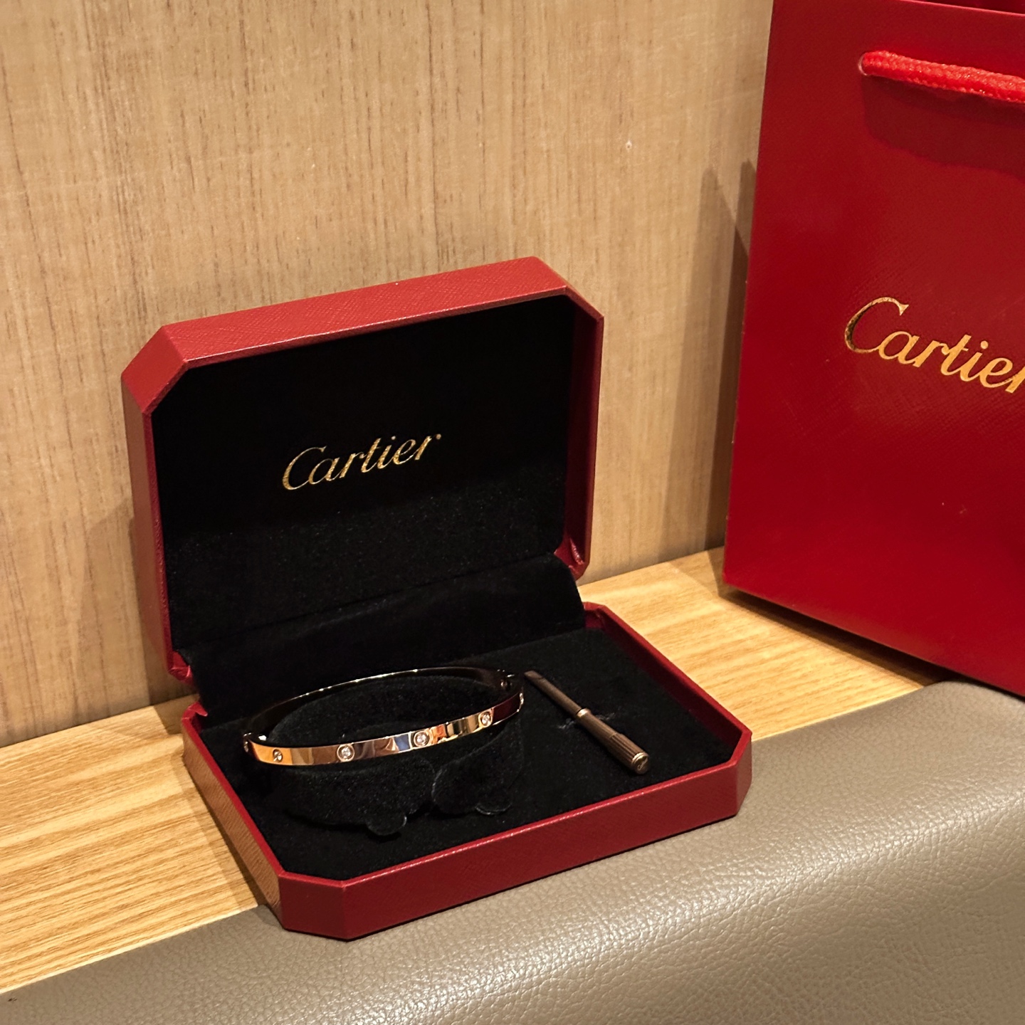 P100💰卡地亚Cartier 窄版十钻love情侣款手镯，原开版模，采用CNC五轴精雕工艺，每个螺丝纹可以都和进行比对，除了螺丝纹，每位个钻都很精致 尺寸：16-17-18-19（净手围➕1cm） 颜色：玫瑰金