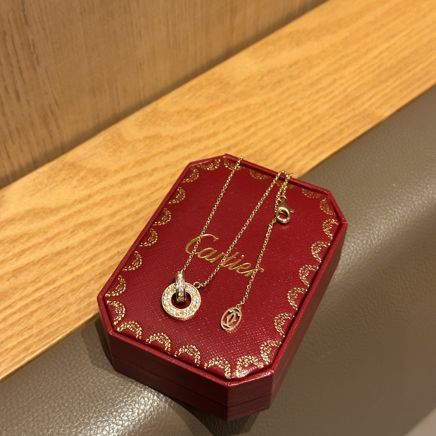 P105💰 美弊了😍卡地亚项链 经典Love满钻大饼双环项链。历时近4⃣️个月终于完美出货！经典大牌之作，将圆饼，螺丝钉，满钻集为一体，一面满钻，一面无钻，是love系列里非常火的一款，经典的螺丝设计意味着爱情的永恒！各种风格都可以轻松搭配驾驭！！全套包装🎁