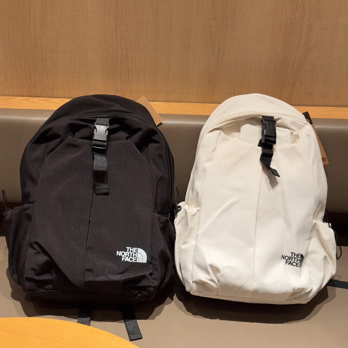 P80💰 北面纯色大容量双肩包，经典大logo➕软垫肩带结合背部透气网眼拼接设计，大容量轻便旅行 登山包 高中初中生通用 ，做工精细，所见即所得！扫码进京东有售！ 颜色： 黑色 灰色 尺寸：长 30cm 宽20cm 高53cm