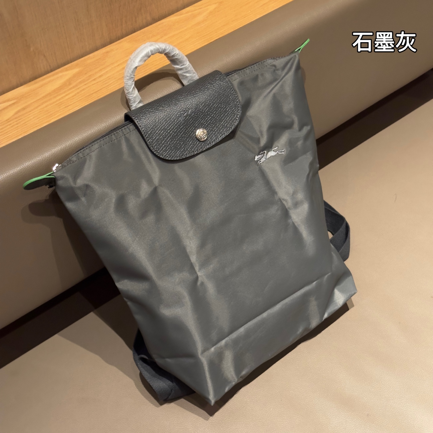 P120💰新款珑骧背过双肩包来喽！包包的尽头是珑骧，出游首选包包~如果觉得没型,买个内胆可以完美解决。真的很适合打工人通勤，容量升级能放14寸电脑、ipad、水杯、 雨伞乱七八糟啥的同时放都没问题！防水又轻，真的太爱了！尺寸：26*37*11