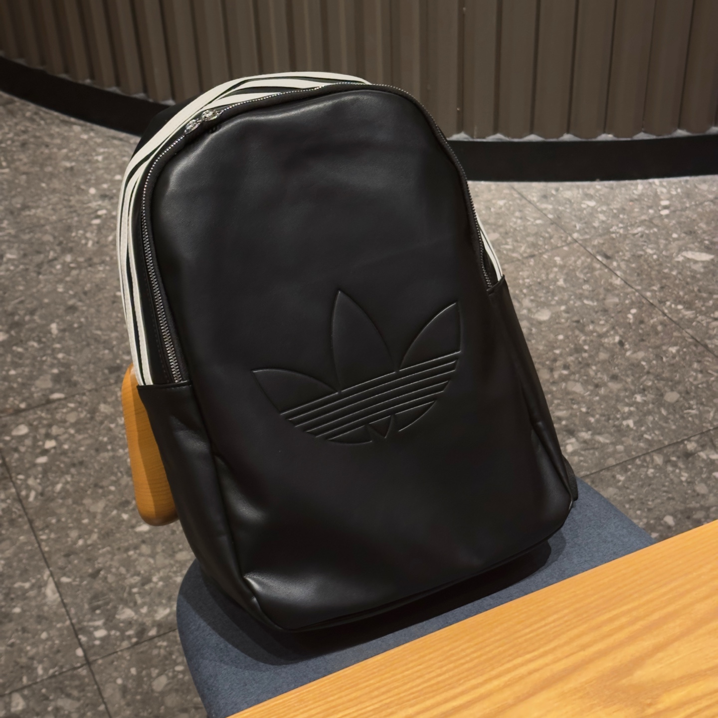 P75💰阿迪三叶草皮质双肩包，复古机车包显瘦帅气的很，大logo商务休闲可以装很多日常用品！尺寸：13*30*44