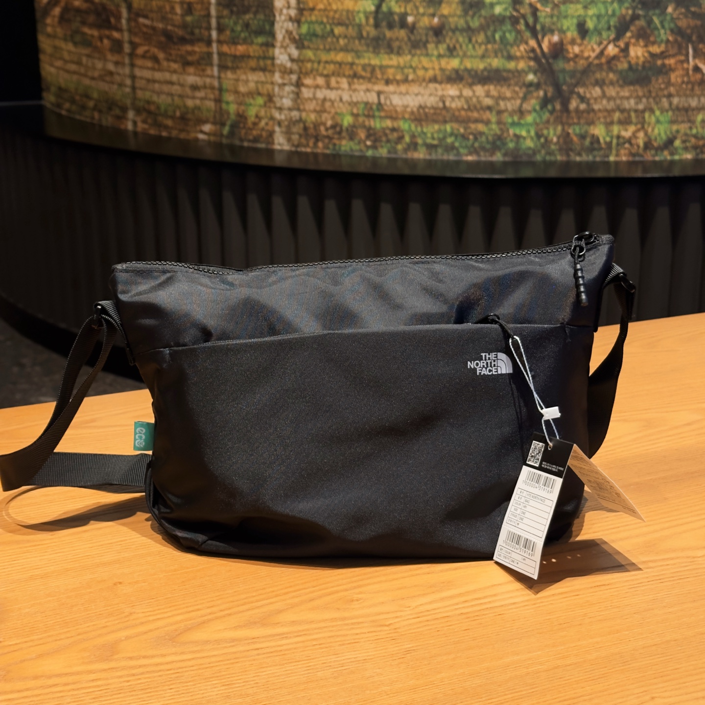 P65💰 TheNorthFace/北面男女户外包，轻质便捷，这是一个横款的斜挎包，可以在旅行或日常生活中轻松携带。前面的面板设计了隐藏拉链口袋，增添了一点亮点。背面有一个开放口袋，可以方便地存放手机等小物品，使用起来很方便。背在身上又奶又飒，甜酷感直接拉满~尺寸:23*27*9