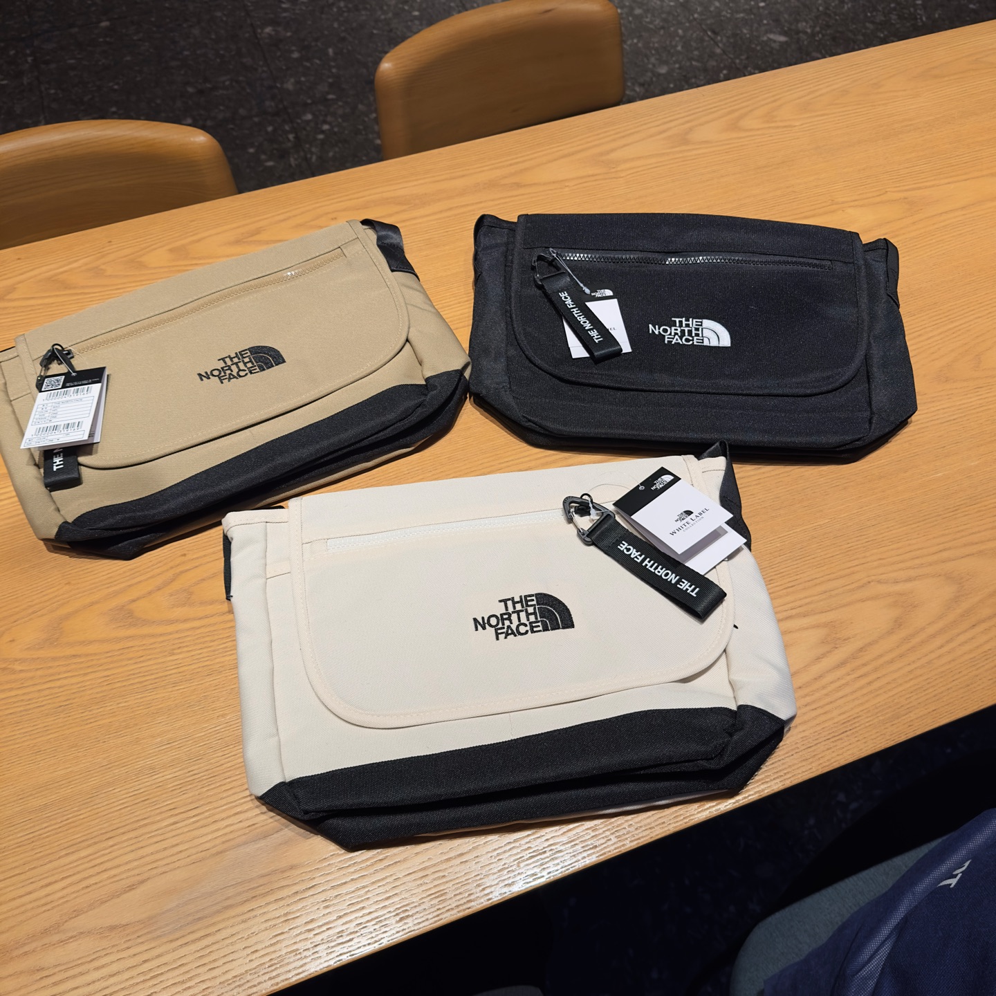 P70💰 北面邮差包来咯，这是一款很有容量的包包，男女都可以搭...实力渠道货源，品质相当OK。可以装IPAD,笔记本电脑，书本都没有问题，超级大容量简直就是生活的必需品！一个好的包包除了品质和容量，更重要的当然还是颜值尼龙布的材质结实耐用，耐脏，防水。脏了轻轻擦一下就可以了..细节非常到位..男女通用款..绝对够炸...
尺寸: 39*29*14 
三色：黑 白 卡其