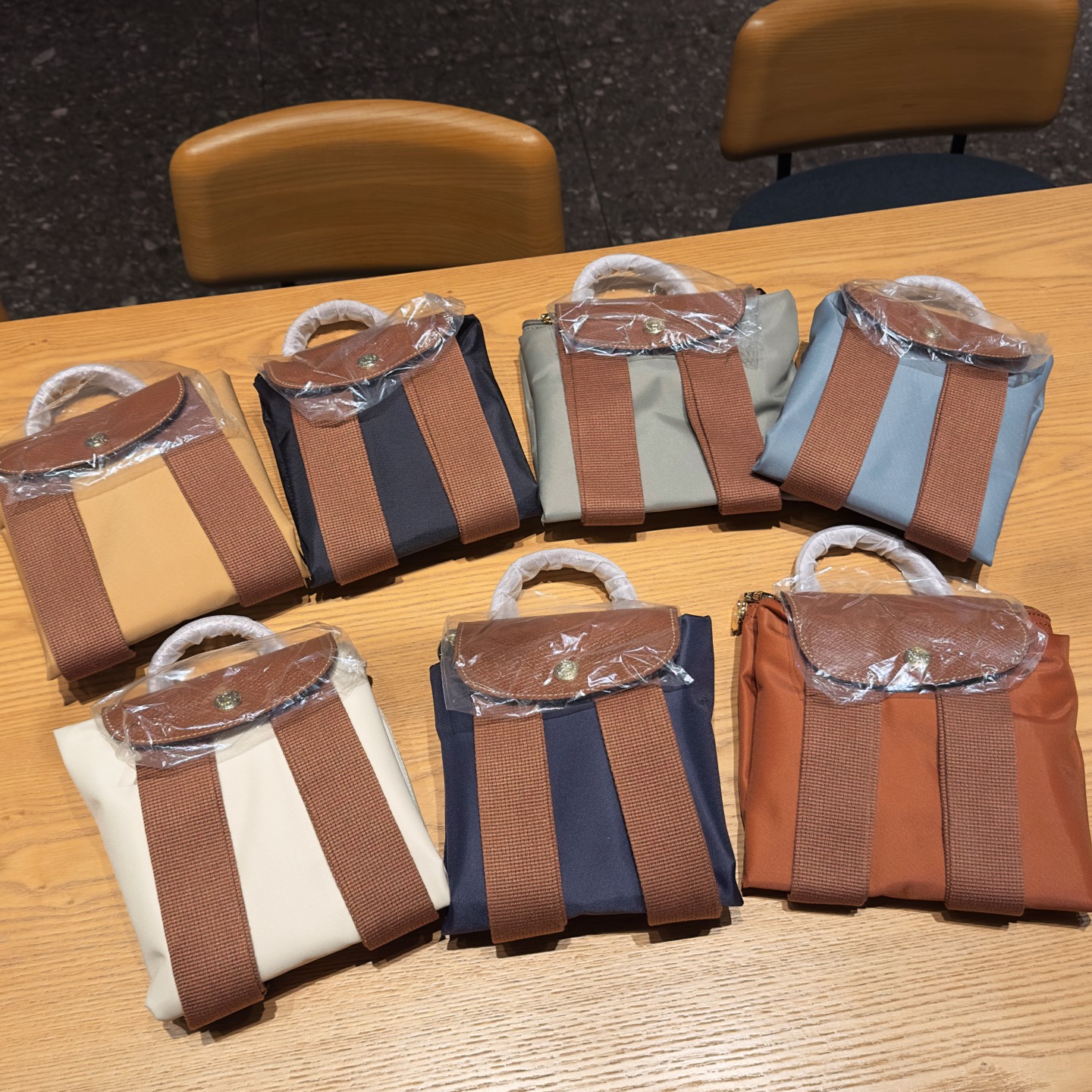 P120💰珑骧双肩包新款，新款升级了容量，macbookpro16寸+ipad13寸装进去毫无压力，还能放一些小收纳包等等，,可以买杜邦纸的内胆让这个包更实用，通勤必备，珑骧还是经典的通勤好物！尺寸：26*37*11