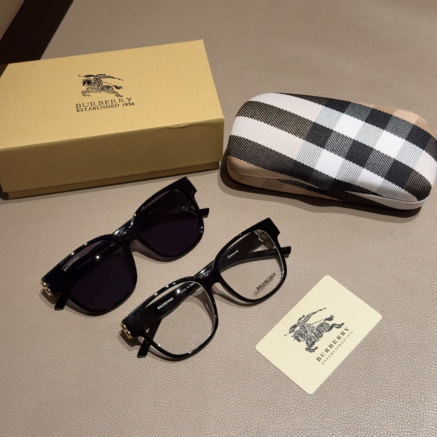 P75💰 BURBERRY巴宝莉新款大框偏光墨镜， 素颜出门一副墨镜搞定、高档大气！显脸小精致百搭！黑色和透明两色可选。