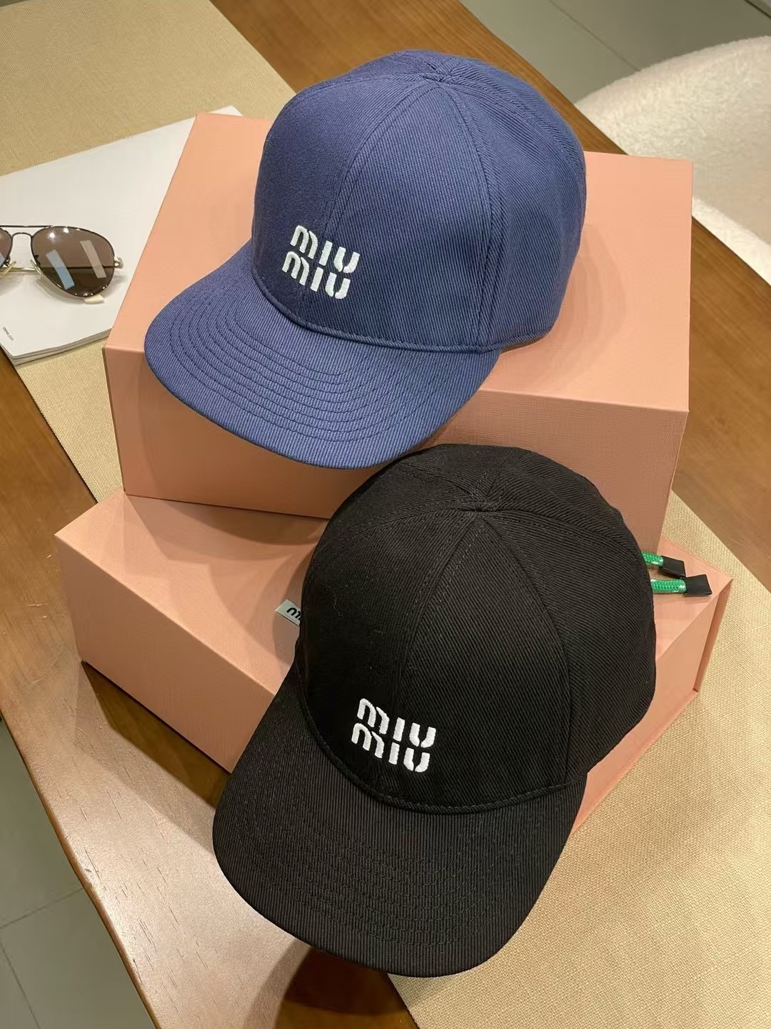 \nmiumiu缪缪2025新款抽绳鸭舌帽