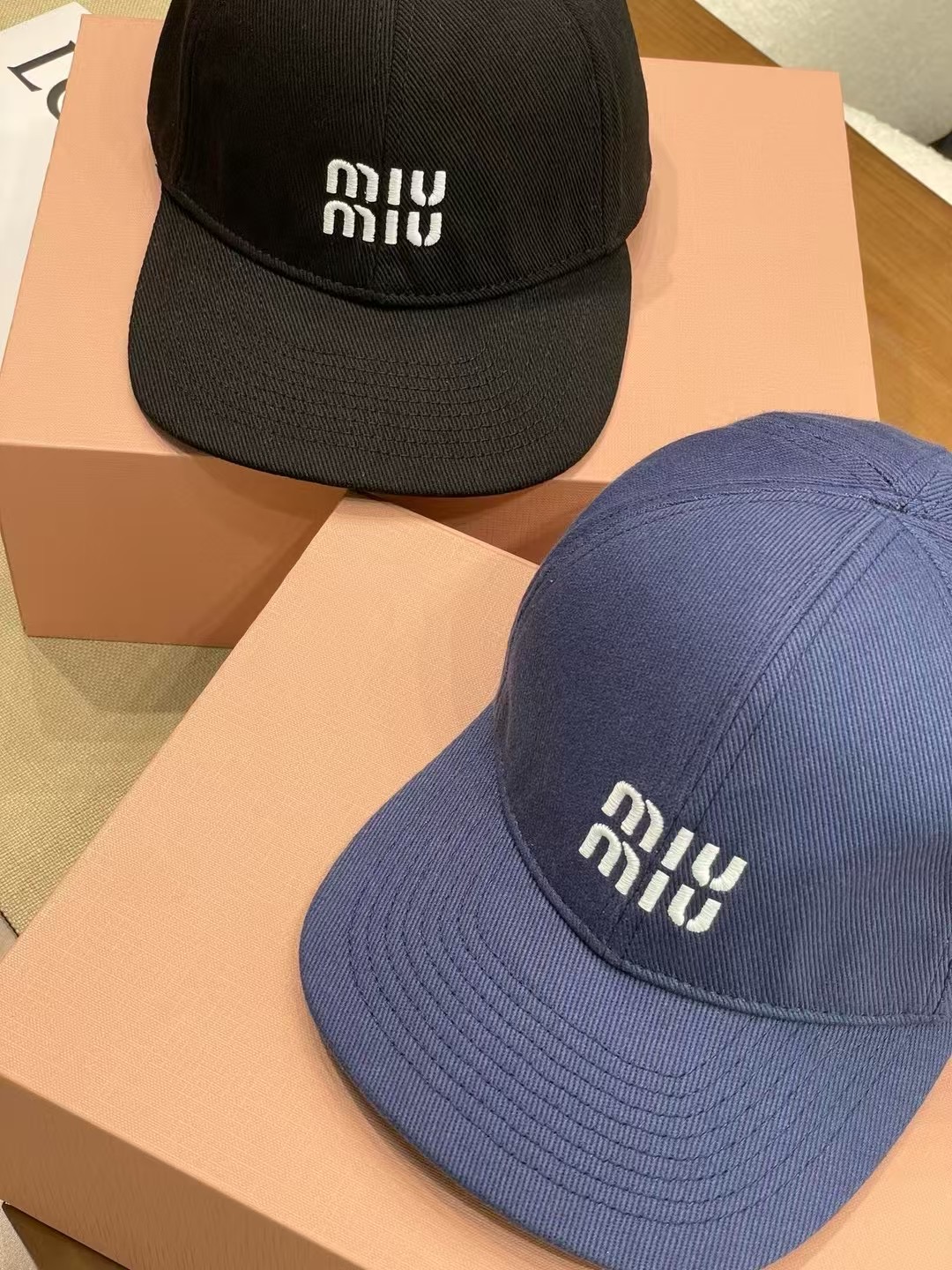 \nmiumiu缪缪2025新款抽绳鸭舌帽