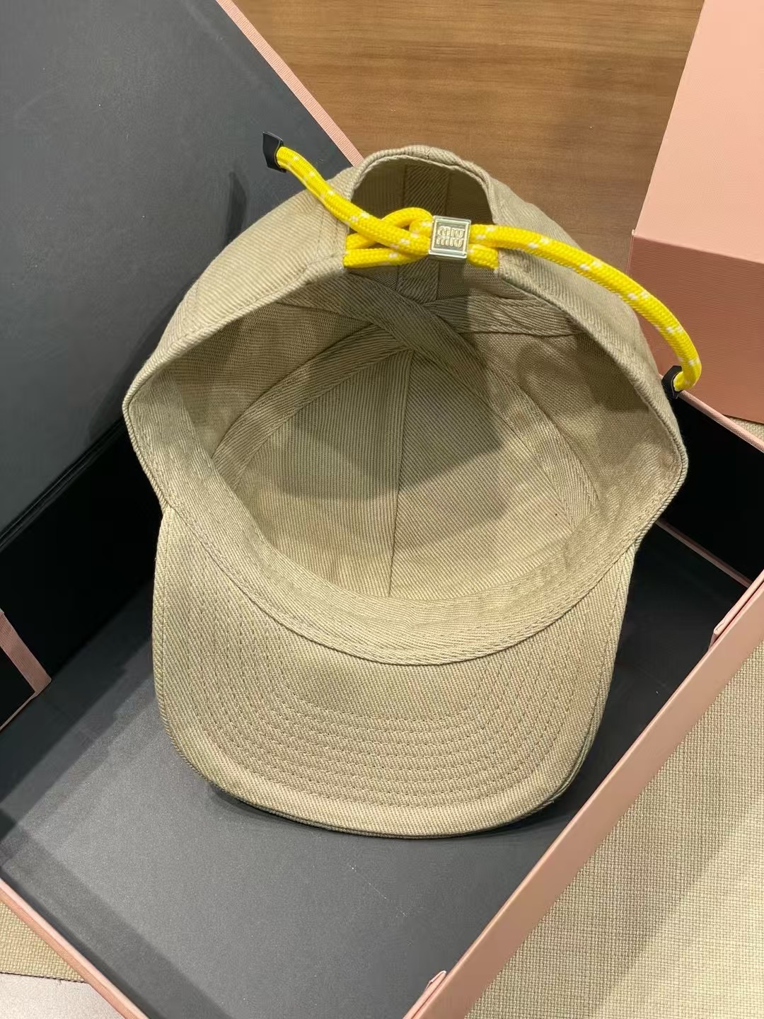 \nmiumiu缪缪2025新款抽绳鸭舌帽