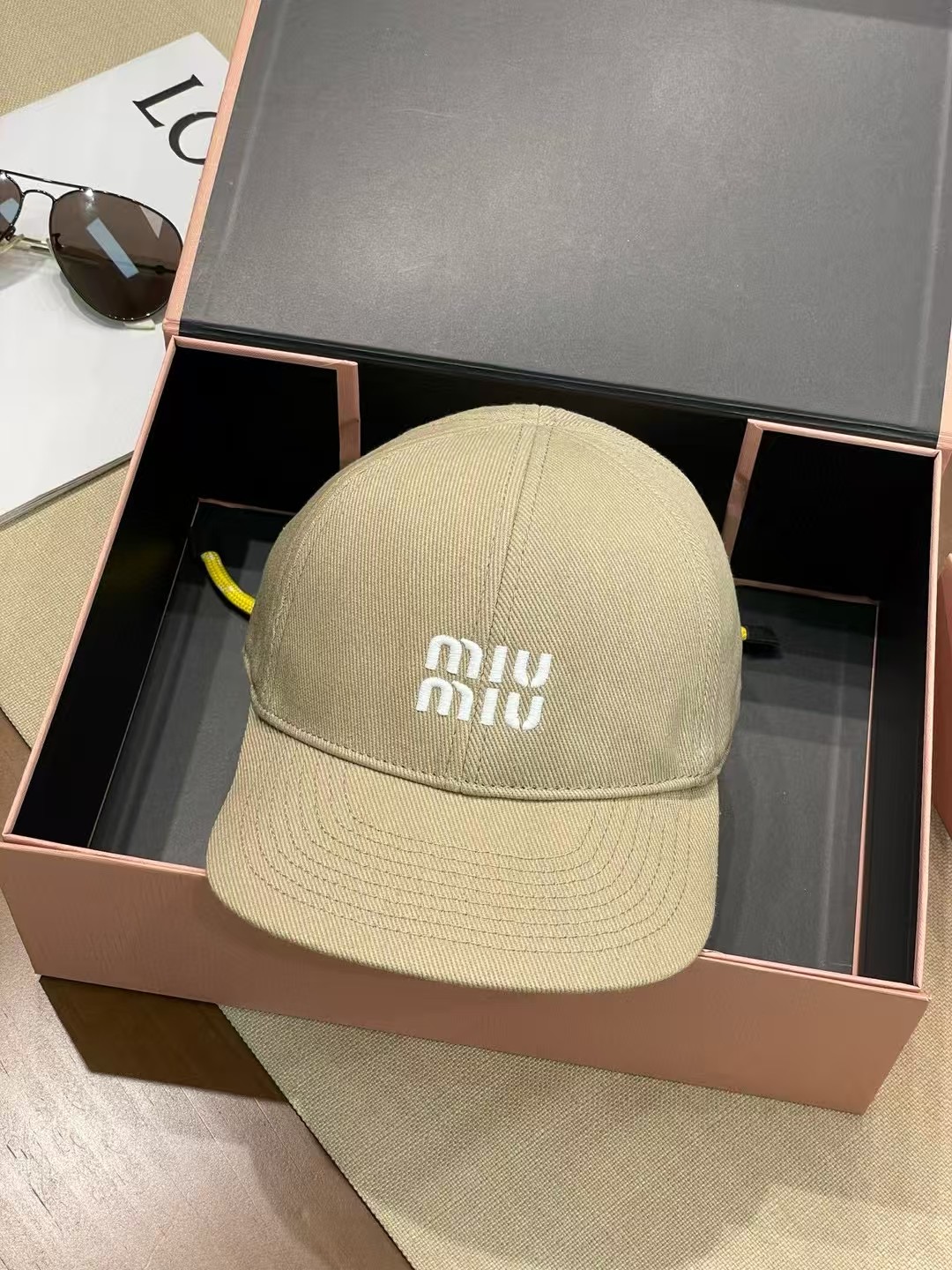 \nmiumiu缪缪2025新款抽绳鸭舌帽