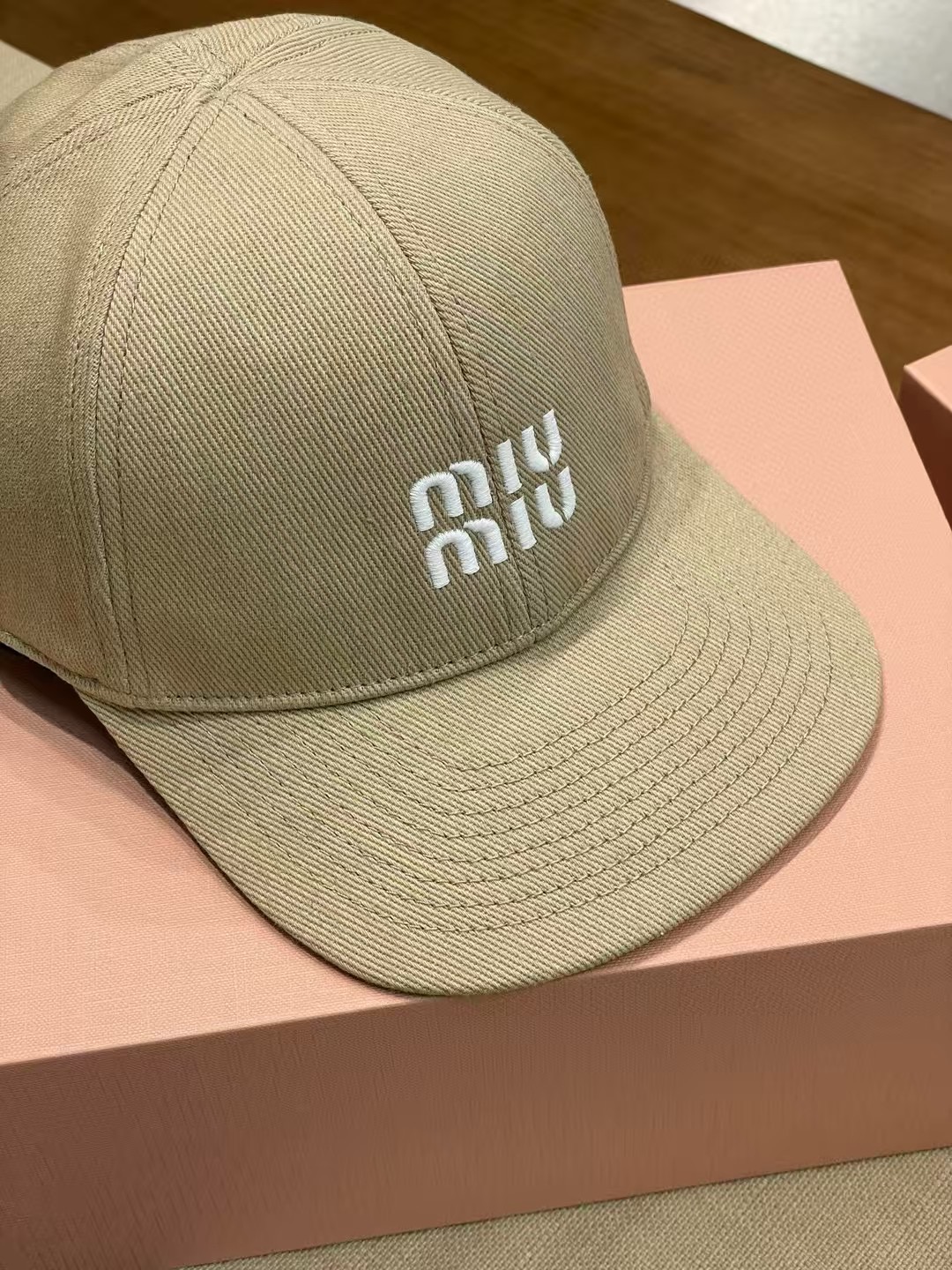 \nmiumiu缪缪2025新款抽绳鸭舌帽