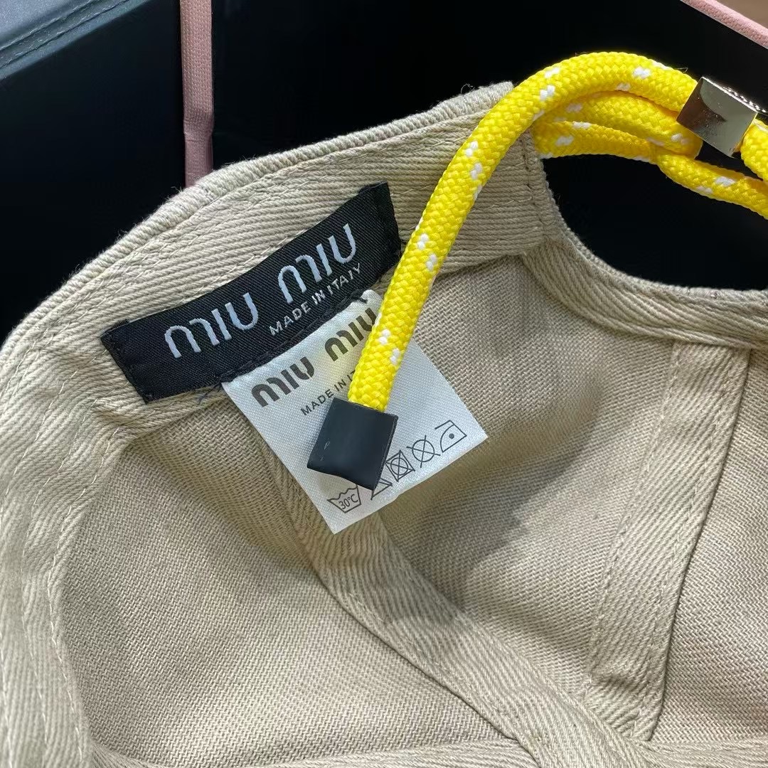 \nmiumiu缪缪2025新款抽绳鸭舌帽