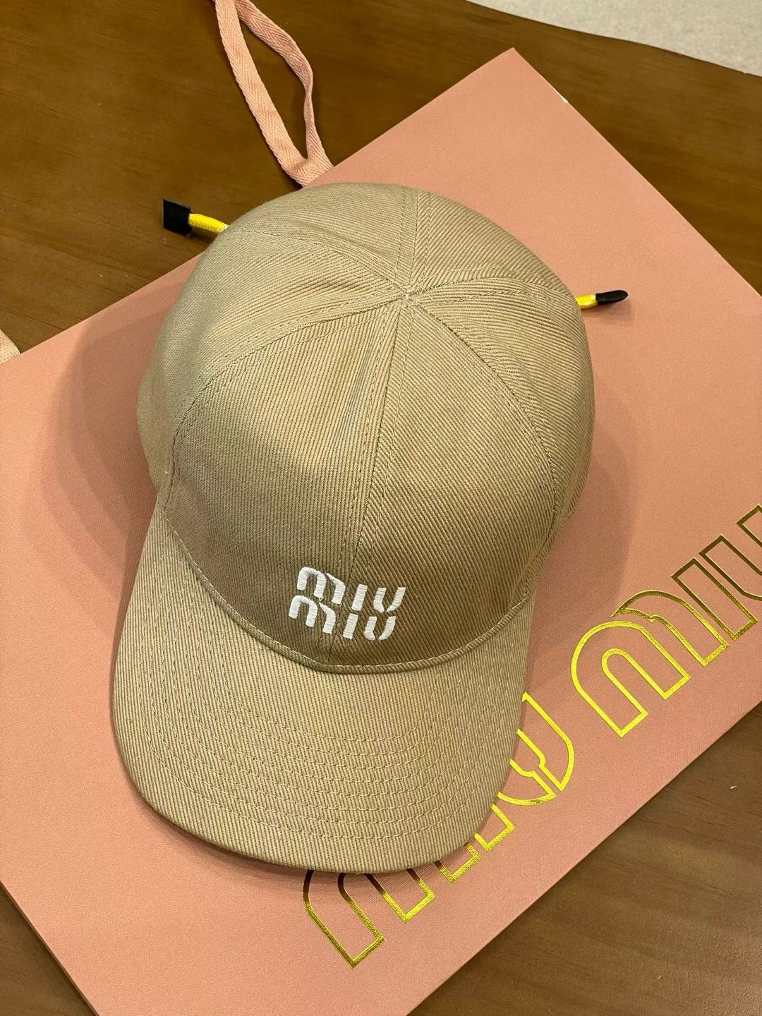 \nmiumiu缪缪2025新款抽绳鸭舌帽