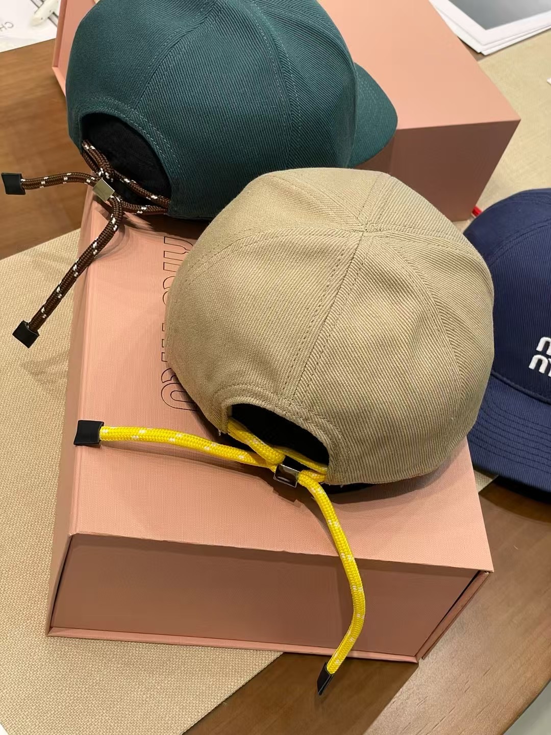 \nmiumiu缪缪2025新款抽绳鸭舌帽