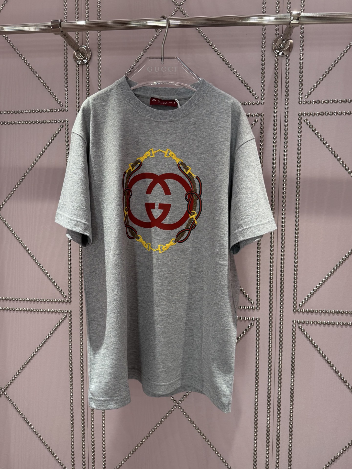NO:828501,G*Double G printed T-shirt, a versatile item with both texture and appearance. The custom-woven combed cotton fabric is soft but not slumped. It has a delicate texture that you can touch with your hands. The embroidery is three-dimensional and exquisite, and the Double G logo is highly recognizable. The loose fit is very tolerant to the figure. Both gray and white colors are very versatile. It is casual and lazy when worn alone. It is also super layered when worn with denim jackets and suits. The upper body instantly becomes a fashionable high street atmosphere. Double GT  SML, Gucci-clothing,gucci,jackets & coats,tees,t-shirt,business suit,19860909G*双G印花T恤,质感与颜值双在线的百搭单品,定织精梳棉面料软而不塌,上手就能摸到的细腻质感,刺绣工艺立体精致,双G标识辨识度拉满～宽松版型对身材超包容,灰/白两色都巨百搭,单穿随性慵懒,搭牛仔外套、西装叠穿也超有层次,上身秒变高街氛围感潮人 双GT SML,古驰-服装,gucci,jackets & coats,tees，t-shirt,business suit,,Women's clothing