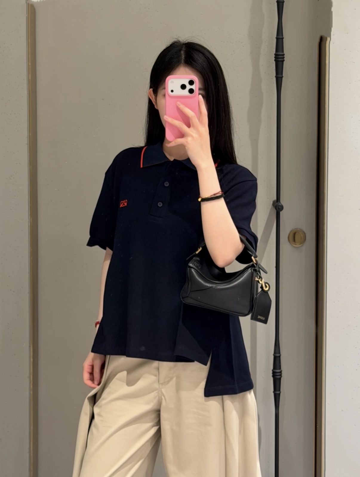 NO:923597,Loewe Irregular Lapel Top has a loose fit that is very tolerant to your figure. It can be easily worn during daily commuting and going out on weekends. It goes well with jeans or casual pants. The classic lapel has contrasting edges, which is simple and detailed. Anagram embroidery on the chest is low-key and recognizable. A small red woven label is embellished on the side slit of the body, which is an iconic detail. SmL,,loewe,jeans,19860909Loewe 翻领不规则上衣 宽松版型超包容身材,日常通勤、周末出街都能轻松驾驭,搭配牛仔裤或休闲裤都很OK 经典翻领撞色边,简约又有细节感,胸前Anagram刺绣,低调带有辨识度,衣身侧开衩处点缀一小块红色织标,是标志性细节.SmL,,loewe,jeans,,Women's clothing