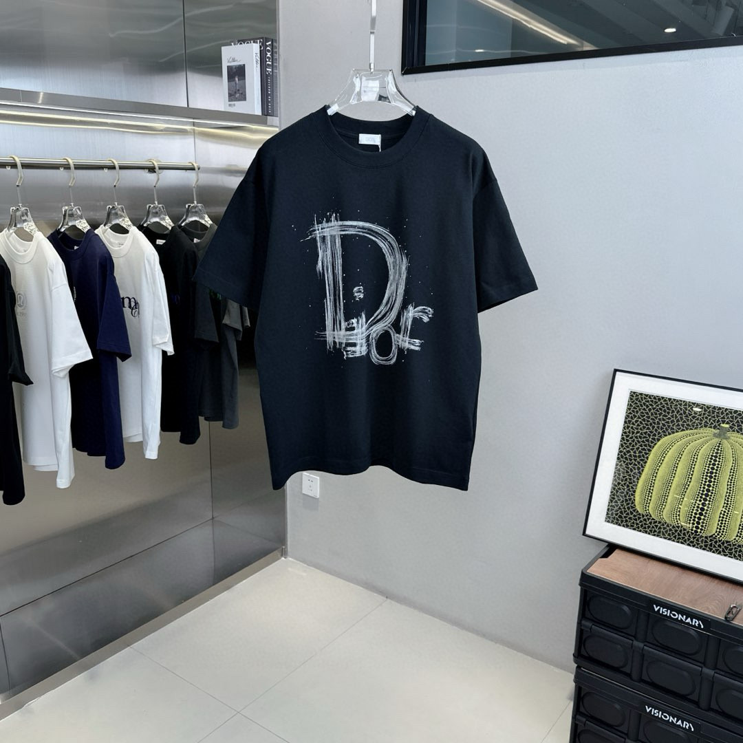 ss·DIOR 迪奥 春夏新品 手绘字母烫砖最新官网字体印花 百搭款 男女同款 \n颜色：黑 白 \n尺码：SMLXLXXL