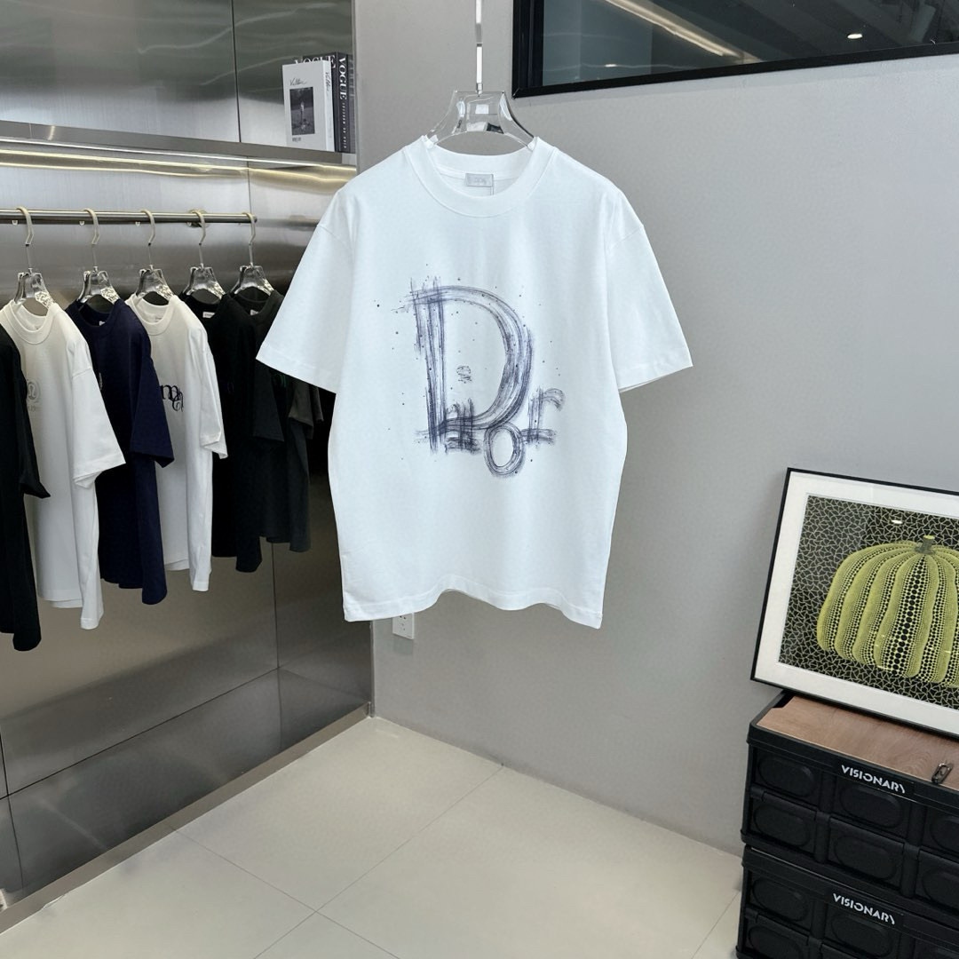 ss·DIOR 迪奥 春夏新品 手绘字母烫砖最新官网字体印花 百搭款 男女同款 \n颜色：黑 白 \n尺码：SMLXLXXL