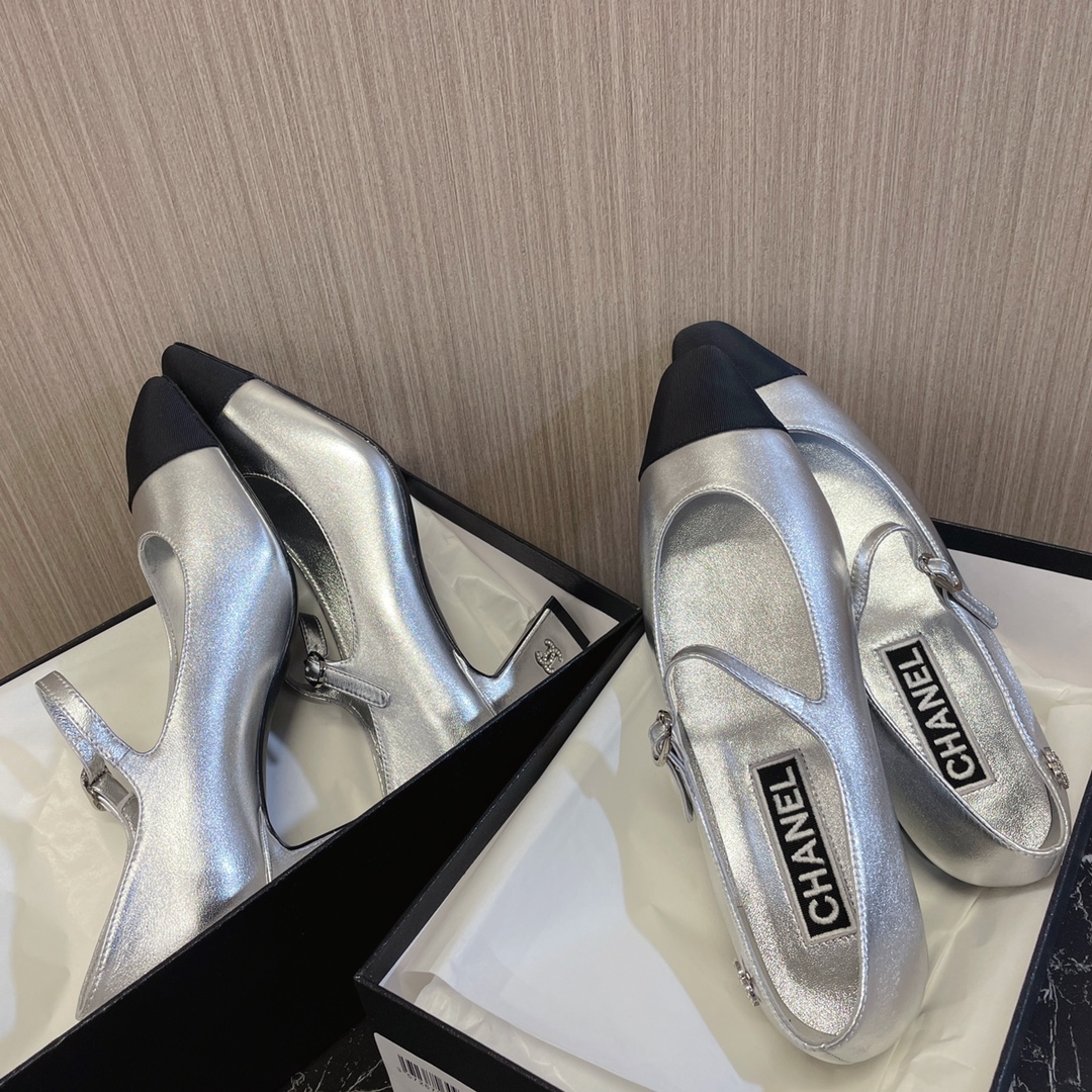 NO:493028,chanel~~Classic versatile ballet shoes, Mary Jane women's shoes, small silver shoes... A super good Mary Jane ballet shoes, small square toe, ugly and cute, so classic leather is soft and really comfortable. The classic splicing color is very good, with small C rhinestone embellishment... The top layer sheepskin full sheepskin inner leather upsole 7cm square heel... 35-40 (34 41 custom made no return) regular size Flat sole, high heels, ballet shoes Mary Jane, chanel, mary jane, sheepskin, Leather soles19860909chanel~~经典百搭芭蕾鞋,玛丽珍女鞋,小银鞋…… 超级受棒的一款玛丽珍芭蕾小单鞋,小方鞋头丑萌萌的太经典啦皮质软乎乎真的很舒适 经典拼接配色很好看,小C水钻标点缀…… 头层羊皮全羊皮内里真皮大底7cm方跟…… 35—40(34 41订做不退换)正码  平底,高跟,芭蕾舞鞋玛丽珍,chanel,mary jane,sheepskin,Leather soles,Women's Shoes