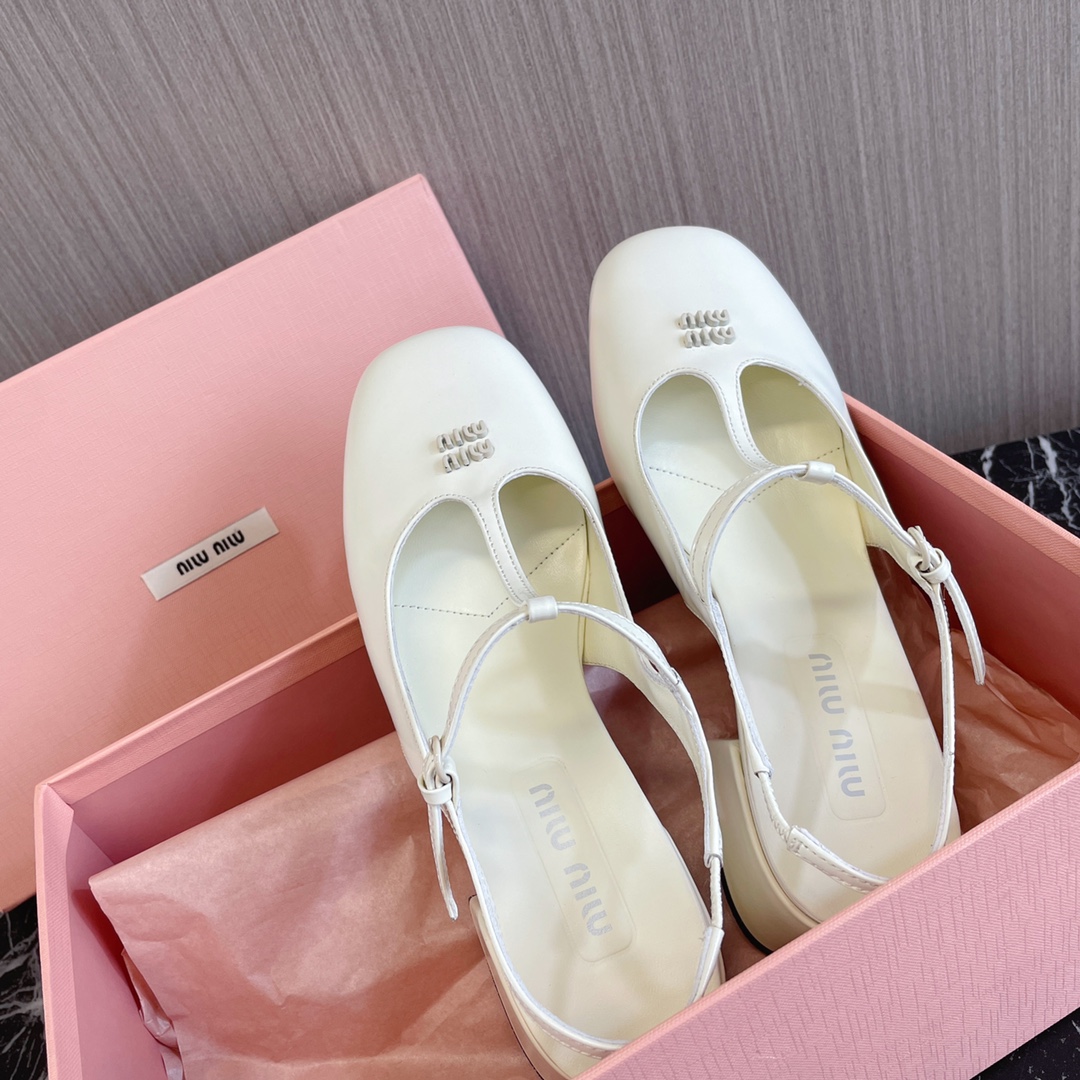 MiuMiu Schuhe Sandalen Echtleder Lackleder Frühling/Sommer Kollektion