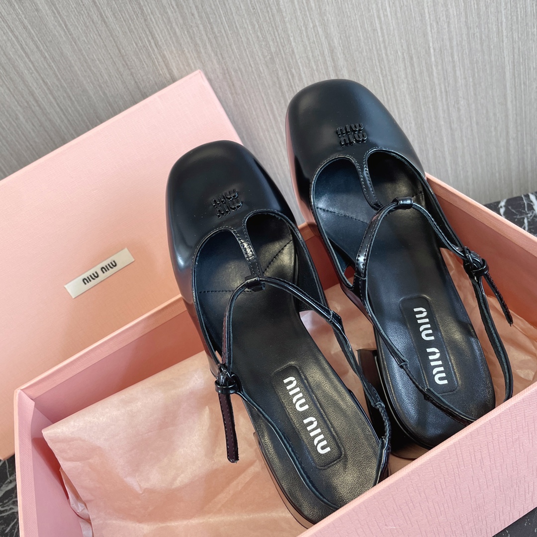 Können Sie Replikate kaufen?
 MiuMiu Schuhe Sandalen Echtleder Lackleder Frühling/Sommer Kollektion