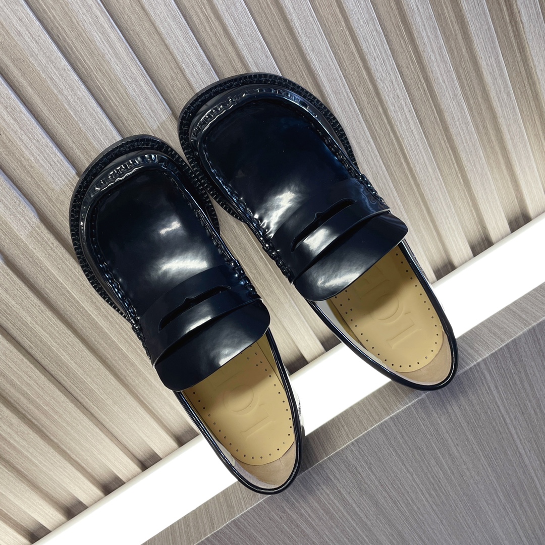 NO:247598,Loewe - Mary Jane Muller slippers; big toe shoes The new Mary Jane Muller shoes are made of cute and interesting round toe; matched with retro carved details. The shoe body is made of cowhide, cowhide inner, cowhide insole, genuine leather sole, 4 cm heel height 35-40 regular size, loewe, loafers, mary jane, slippers, cowhide, Leather soles19860909Loewe——玛丽珍穆勒拖鞋； 大头鞋 新款玛丽珍穆勒鞋以可爱有趣的圆形大鞋头；搭配极具复古风的雕花细节 鞋身牛皮材质制成,牛皮内里,牛皮鞋垫,真皮大底,4厘米鞋跟高度 35—40正码,乐福鞋,loewe,loafers,mary jane,slippers,cowhide,Leather soles,Women's Shoes