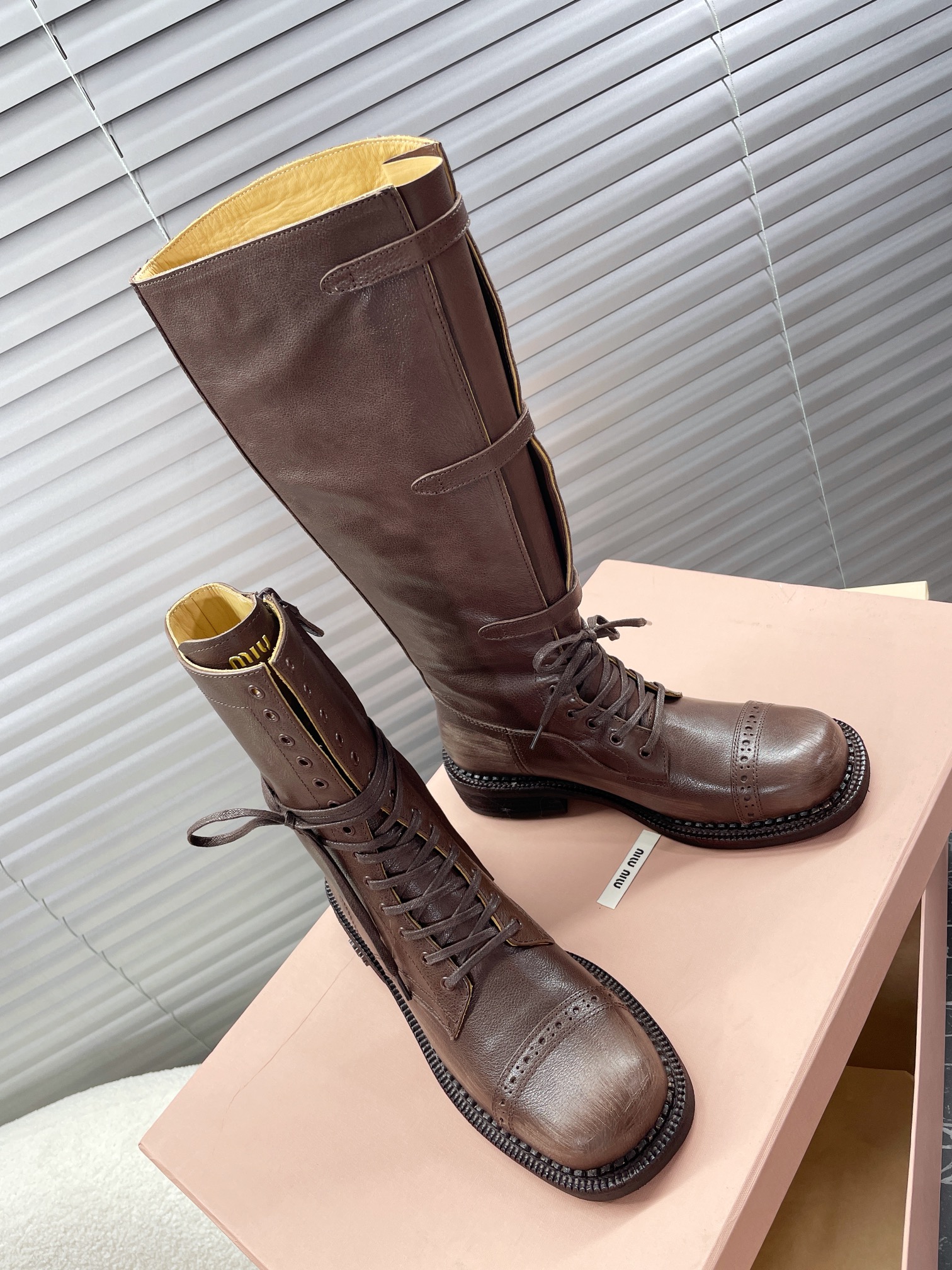 NO:463094,MiuMiu; popular miu combat boots, punk boots, Martin boots, hot girl boots, motorcycle boots, short boots, high boots Miu home style, retro colored women's boots, versatile and fashionable style... Super slim legs, hot girl artifact, major internet celebrity bloggers are taking the lead in demonstration. Colored calfskin cowhide inner TPU anti-slip bottom (5cm heel height) Original molded belt buckle decoration... 35-40 positive sizes Medium boots... High boots, boots, miumiu, boots, cowhide19860909MiuMiu；爆款miu战靴、朋克靴、马丁靴、辣妹靴、机车靴、短靴、高筒靴 miu家版型,复古擦色女靴,百搭时尚款…… 超级显腿瘦,辣妹神器,各大网红博主都抢先示范 擦色小牛皮牛皮内里TPU防滑底(5cm跟高) 原版开模皮带扣饰…… 35—40正码 中靴…高靴,靴子,miumiu,boots,cowhide,Women's Shoes