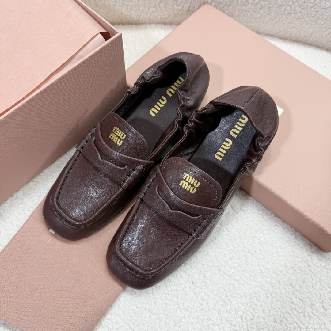 NO:233531,Miumiu 25 early spring loafers, single shoes new sheepskin heel pleated loafers are made of Nappa leather to show elegant retro temperament. The heel pleated design is easy to put on and take off, and it is also slack and casual. The upper is decorated with a gold embossed logo, exquisite and detailed embellishment of the overall design, low-key and unique. Size 35-40, loafers, miumiu, loafers, sheepskin19860909Miumiu25年早春款乐福鞋,单鞋新款羊皮后跟抽褶乐福鞋采用Nappa皮革制成彰显优雅复古气质.后跟抽褶的设计方便穿脱的同时更是带有老钱的松弛随性感. 鞋面饰有金色压花徽标,精致细节点缀整体设计,低调又别具风格. 码数35-40,乐福鞋,miumiu,loafers,sheepskin,Women's Shoes