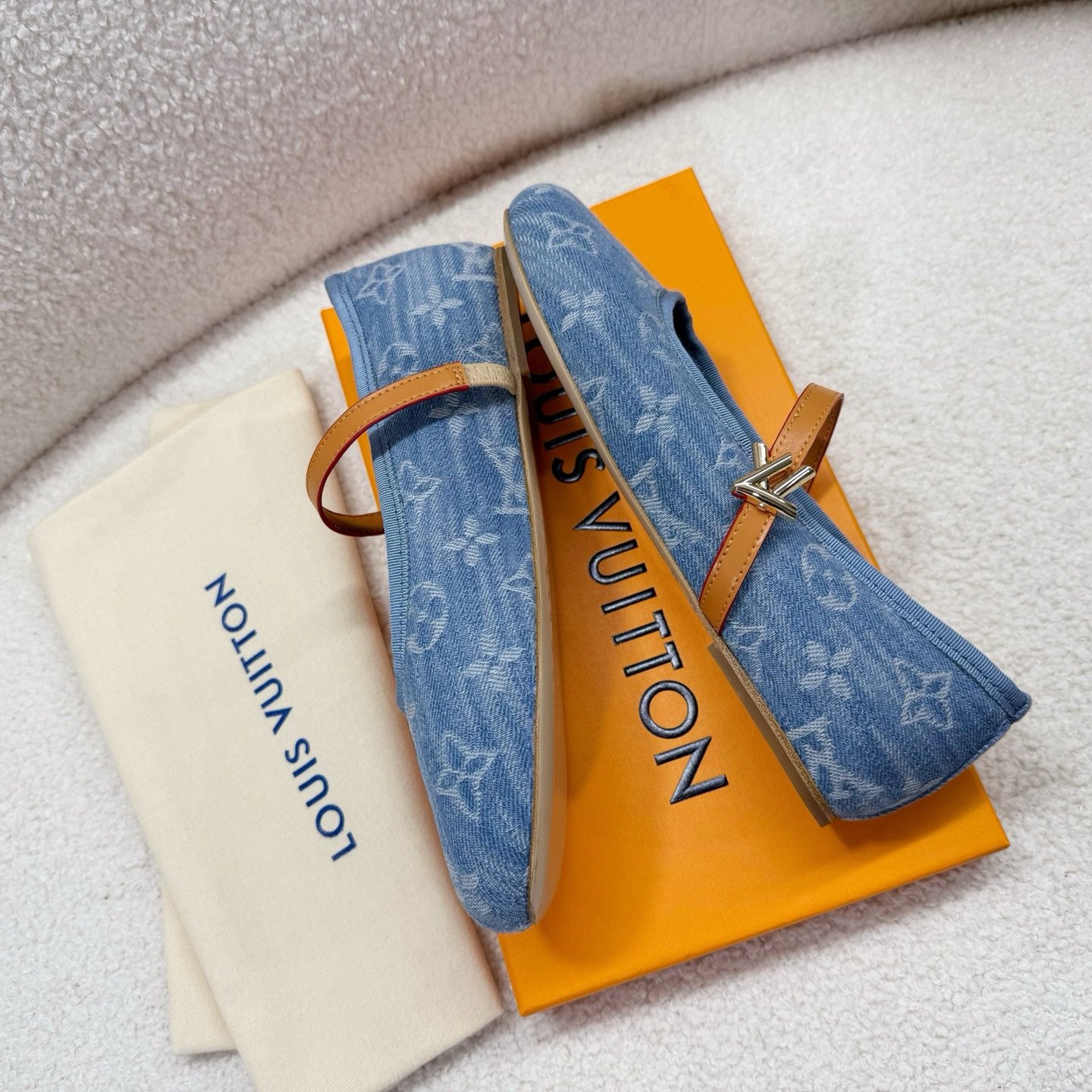 NO:247491,LV - Classic early spring series, ballet shoes; Mary Zhen women's shoes... The counter synchronous model, a super-super-soft single shoe is soft and looks like a baby's children's shoes. The light-mouth round toe and belt buckle design does not lose shoes. Mary Zhen's retro style is really beautiful and comfortable. Super soft sheepskin surface/manager fabric surface/special material surface full sheepskin inner leather upsole 1cm low heel 35-40 (41 customization without return and exchange) regular size, ballet shoes, louis vuitton,mary jane,sheepskin,Leather soles19860909LV——早春经典系列,芭蕾舞鞋；玛丽珍女鞋… 专柜同步款,超级受棒的一款小单鞋皮质软乎乎像是小宝宝的童鞋,浅口圆头搭配皮带扣设计不掉鞋,玛丽珍复古风真的是好看又舒适 超软羊皮面/经理布料面/特殊材质面全羊皮内里真皮大底1cm低跟 35—40(41定制不退换)正码,芭蕾舞鞋,louis vuitton,mary jane,sheepskin,Leather soles,Women's Shoes