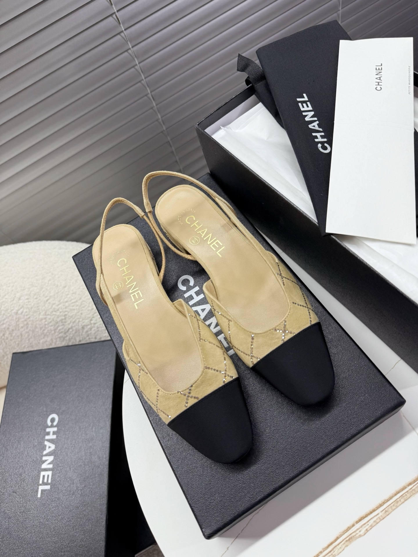 NO:238633,Chanel - Small scented diamond-shaped diamond sandals, side empty thick heel sandals~~ Fashion show style, splicing color mix and match, the latest diamond-shaped diamond-shaped diamond-shaped diamond-shaped diamond-shaped diamond-shaped diamond-shaped sandals, 1.5cm flat heel/6.5cm thick heel logo embellishes, interpreting fashion!  How to match the series, it looks good!  Original custom wood-colored genuine leather sole, blingbling diamonds, goatskin inner footbed... 35-40 positive size matching packaging Low heel, thick heel, sandals, chanel, sandals, sheepskin, Leather soles19860909Chanel——小香菱格烫钻凉鞋,侧空粗跟凉鞋~~ 时尚走秀款 拼接色混搭,最新菱格烫钻面工艺,1.5cm平跟/6.5cm粗跟小logo点缀,演绎时尚！怎么搭怎么好看系列！ 原版定制原木色真皮大底,blingbling烫钻,山羊皮内里垫脚…… 35—40正码 配套包装 低跟,粗跟,凉鞋,chanel,sandals,sheepskin,Leather soles,Women's Shoes