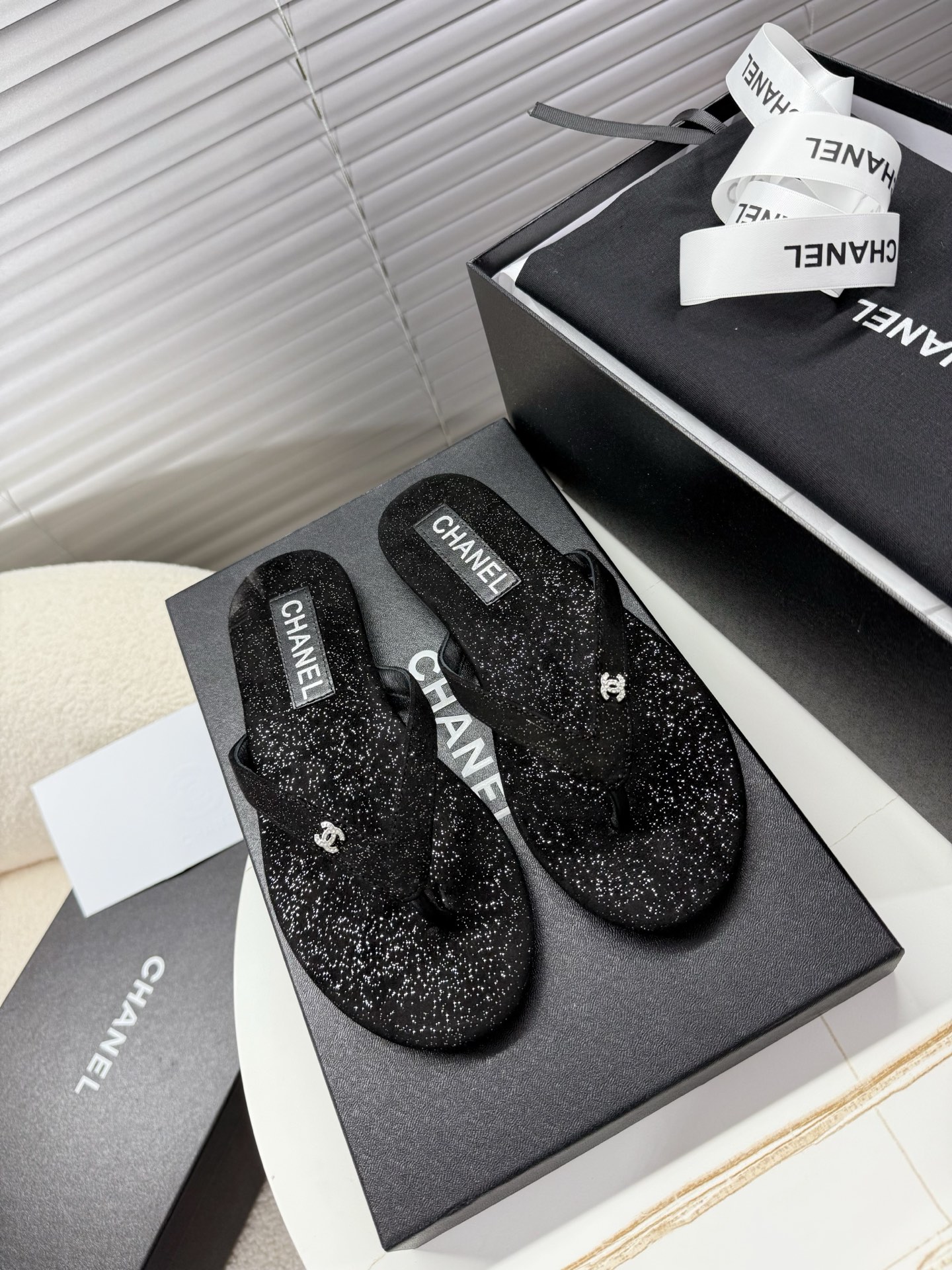 NO:247550,chanel~~The latest flip flops in spring and summer... toe slippers... Beach sandals Small fragrance style hot pearl rhinestone clip flip flops~~Irresistible cute little C rhinestone metal logo embellishment, bling bling rhinestone/pearl surface, plus fluffy velvet fabric and sheepskin lining~~ Original leather outsole (1cm square heel) 35-40 (41 custom size) positive size, rhinestone pearl face 20, segmented shoes, chanel, sandals, slippers, sheepskin, Leather soles19860909chanel~~春夏季最新款人字拖鞋…夹趾拖鞋…沙滩凉鞋 小香风爆款珍珠水钻夹趾人字拖鞋~~无法抗拒的可爱小双C水钻金属Logo点缀,bling bling水钻面/珍珠面,加上毛绒绒的绒布面料与羊皮内衬~~ 原版真皮大底(1cm方跟) 35—40(41定制码)正码 ,水钻珍珠面20,分趾鞋,chanel,sandals,slippers,sheepskin,Leather soles,Women's Shoes