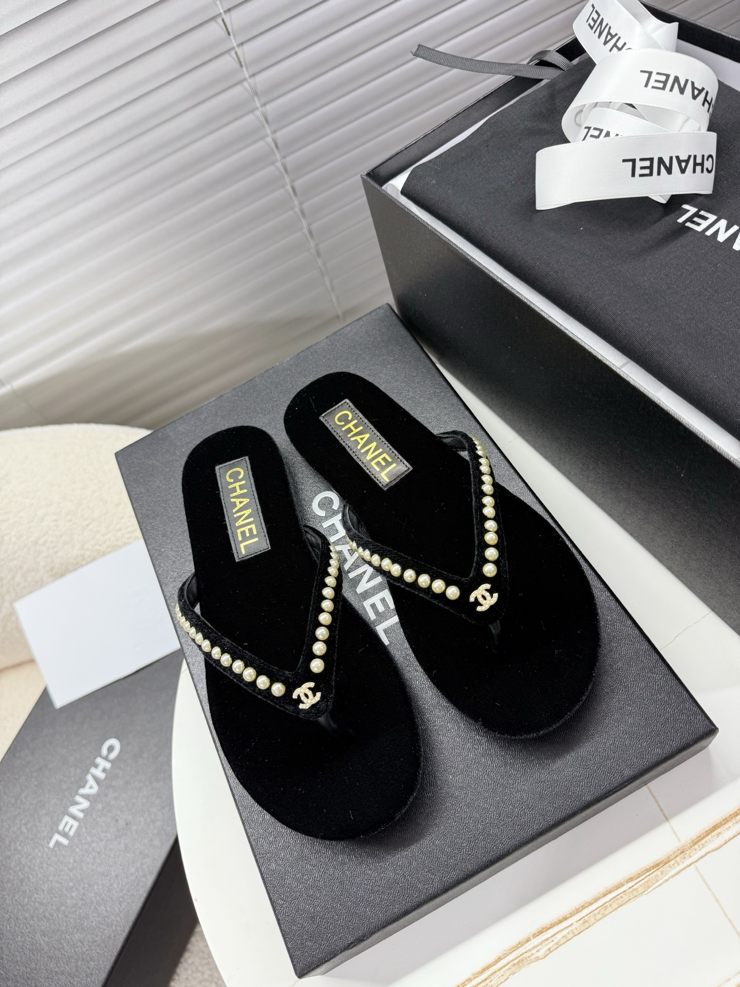 NO:247554,chanel~~The latest spring and summer flip flops... toe slippers... Beach sandals Small fragrance style hot pearl rhinestone clip flip flops~~Irresistible cute little C rhinestone metal logo embellishment, bling bling rhinestone/pearl surface, plus fluffy velvet fabric and sheepskin lining~~ Original leather outsole (1cm square heel) 35-40 (41 custom size) positive size, split toe shoes, chanel, sandals, slippers, sheepskin, Leather soles19860909chanel~~春夏季最新款人字拖鞋…夹趾拖鞋…沙滩凉鞋 小香风爆款珍珠水钻夹趾人字拖鞋~~无法抗拒的可爱小双C水钻金属Logo点缀,bling bling水钻面/珍珠面,加上毛绒绒的绒布面料与羊皮内衬~~ 原版真皮大底(1cm方跟) 35—40(41定制码)正码,分趾鞋,chanel,sandals,slippers,sheepskin,Leather soles,Women's Shoes