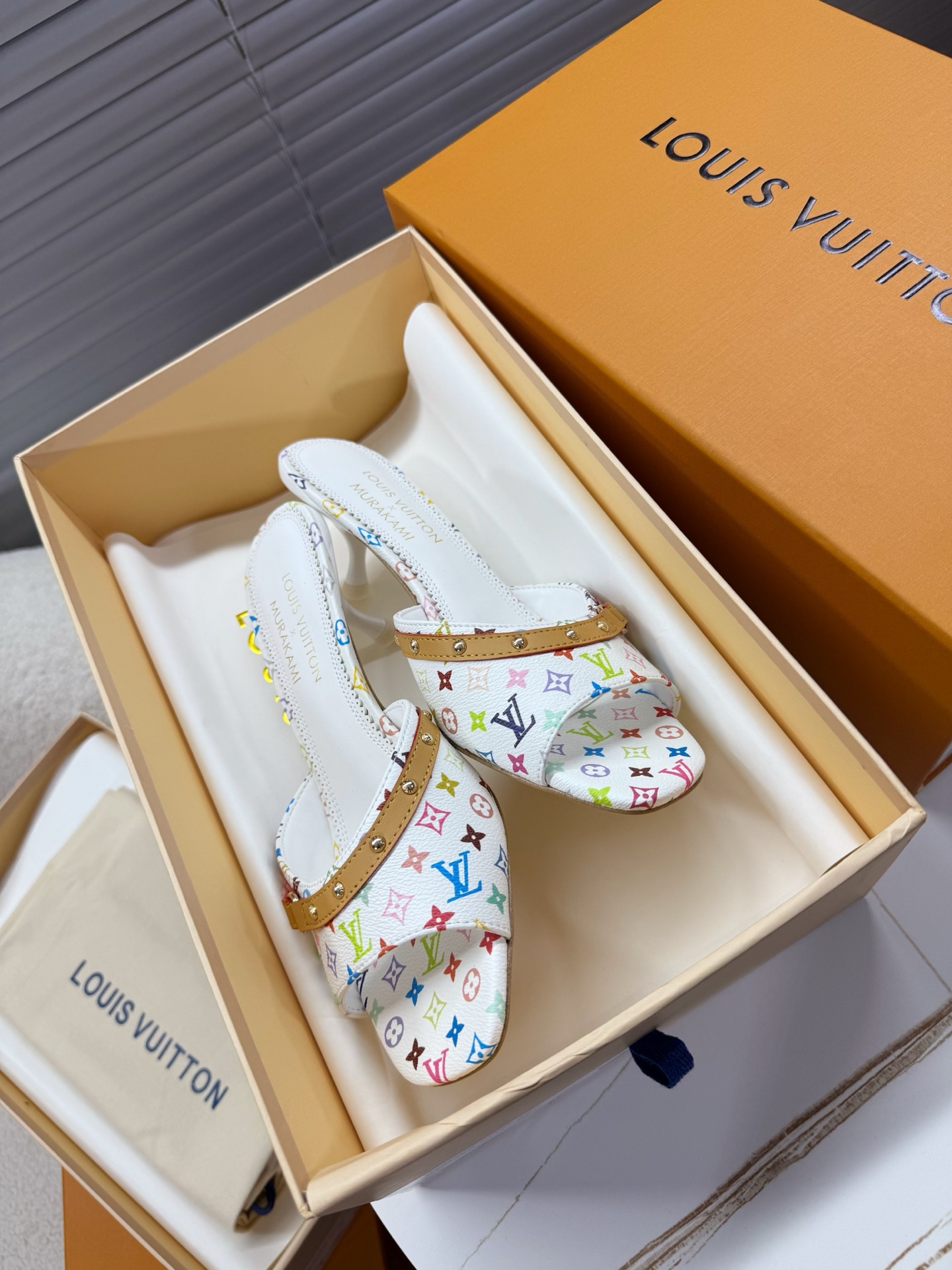 NO:247507,LV × Murakami joint cooperation series... LV Takashi Murakami cooperates flat slippers, high heel slippers... This exclusive classic pattern color collision, matched with natural leather embossed, and decorated with exquisite metal logo~~ Classic pattern leather cowhide full leather footbed genuine leather outsole Flat-soled slippers 1cm square heel - high heel slippers 5cm thin heel 35-40 (41 custom size) positive size, slippers, louis vuitton, slippers, cowhide, Leather soles19860909LV × Murakami 联名合作款系列…… LV村上隆合作款平底拖鞋,高跟拖鞋…… 这款独家经典花纹色彩碰撞,搭配天然皮革压花,搭配精致的金属Logo点缀~~ 经典花纹皮革牛皮全真皮垫脚真皮大底 平底拖鞋1cm方跟——高跟拖鞋5cm细跟 35—40(41定制码)正码,拖鞋,louis vuitton,slippers,cowhide,Leather soles,Women's Shoes