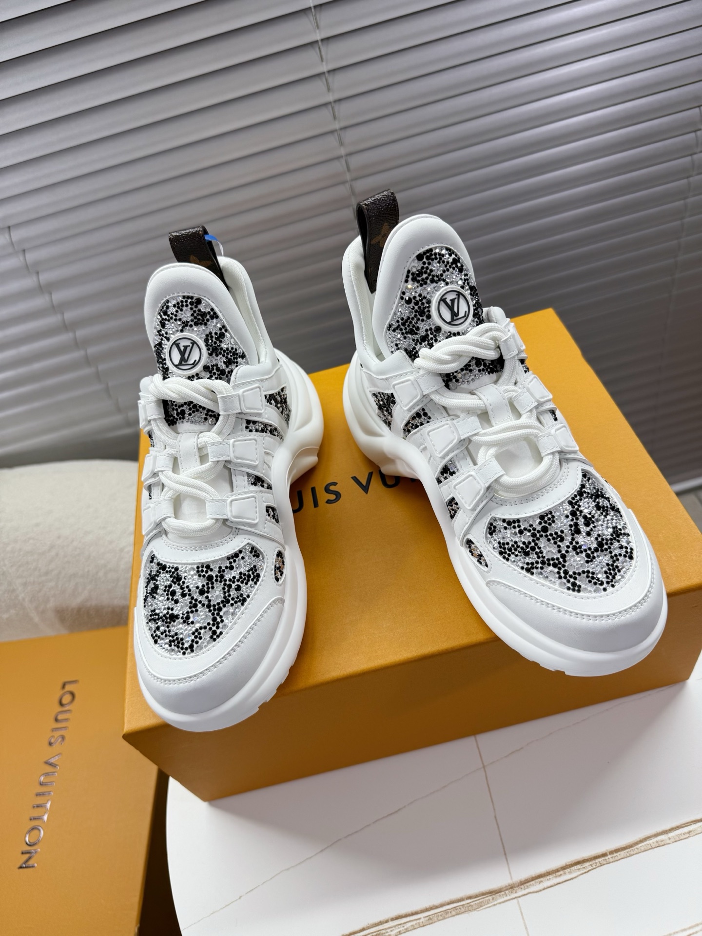 NO:229239,L series donkey brand arch bridge dad shoes...space shoes...sports shoes...casual trendy shoes. High-top style, dad style is super stylish, slim and versatile and comfortable... Counter synchronization @ new color schemes are constantly being updated. The details of the upper are excellent... LV badge buckle... Original open mold genuine U-shaped arch bridge outsole, with the same curve size... Feet feel comfortable and elastic, full of vitality 35-41 positive size high-end gift box packaging, casual shoes/sports shoes, louis vuitton, louis vuitton, sneakers19860909L系列驴牌拱桥老爹鞋…太空鞋…运动鞋…休闲潮鞋 高帮版型、老爹范超有型、显瘦没得挑、百搭舒适…… 专柜同步@新配色一直更新中 鞋面细节做工都很棒……LV徽章扣饰……原版开模正版U型拱桥大底,弧度大小一致……脚感舒适且富有弹性,穿着活力十足 35—41正码高端礼盒包装,休闲鞋/运动鞋,louis vuitton,louis vuitton,sneakers,Women's Shoes