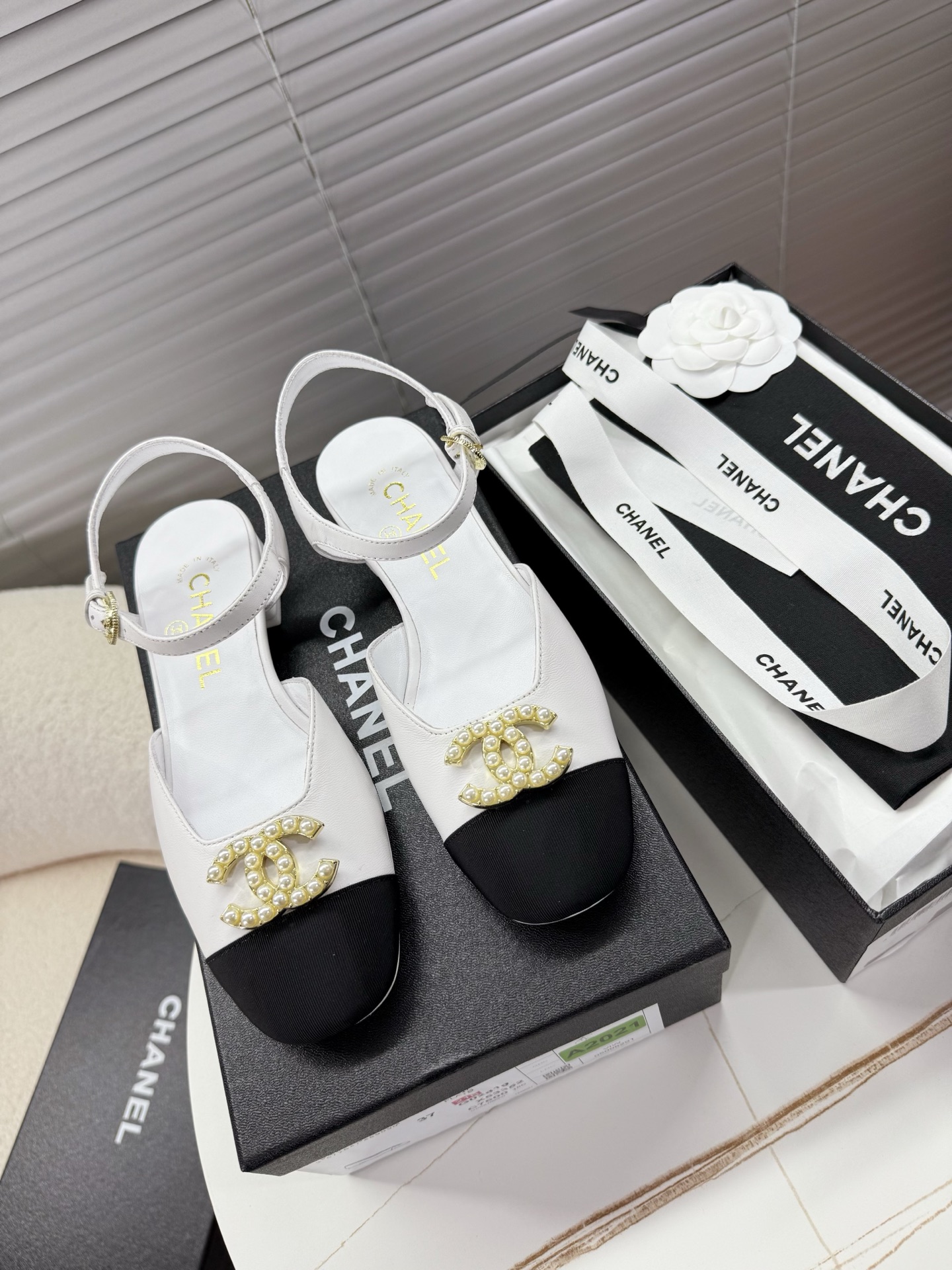 NO:247531,Chanel - Square-headed sandals~~ Fashion show style, spliced ​​leather surface 1.5cm square heel square head design rhinestone pearl logo, interpreting fashion!  How to match the series, it looks good!  Original custom leather outsole, top layer genuine leather fabric, double C rhinestone pearl label, sheepskin inner footbed... 35-39 (34 40 customized) positive size matching packaging, sandals, chanel, sandals, sheepskin, Leather soles19860909chanel——方头凉鞋~~ 时尚走秀款 拼接色皮面1.5cm方跟方头设计水钻珍珠Logo,演绎时尚！怎么搭怎么好看系列！ 原版定制真皮大底,头层真皮面料,双C水钻珍珠标,羊皮内里垫脚…… 35—39(34 40定制)正码 配套包装,凉鞋,chanel,sandals,sheepskin,Leather soles,Women's Shoes