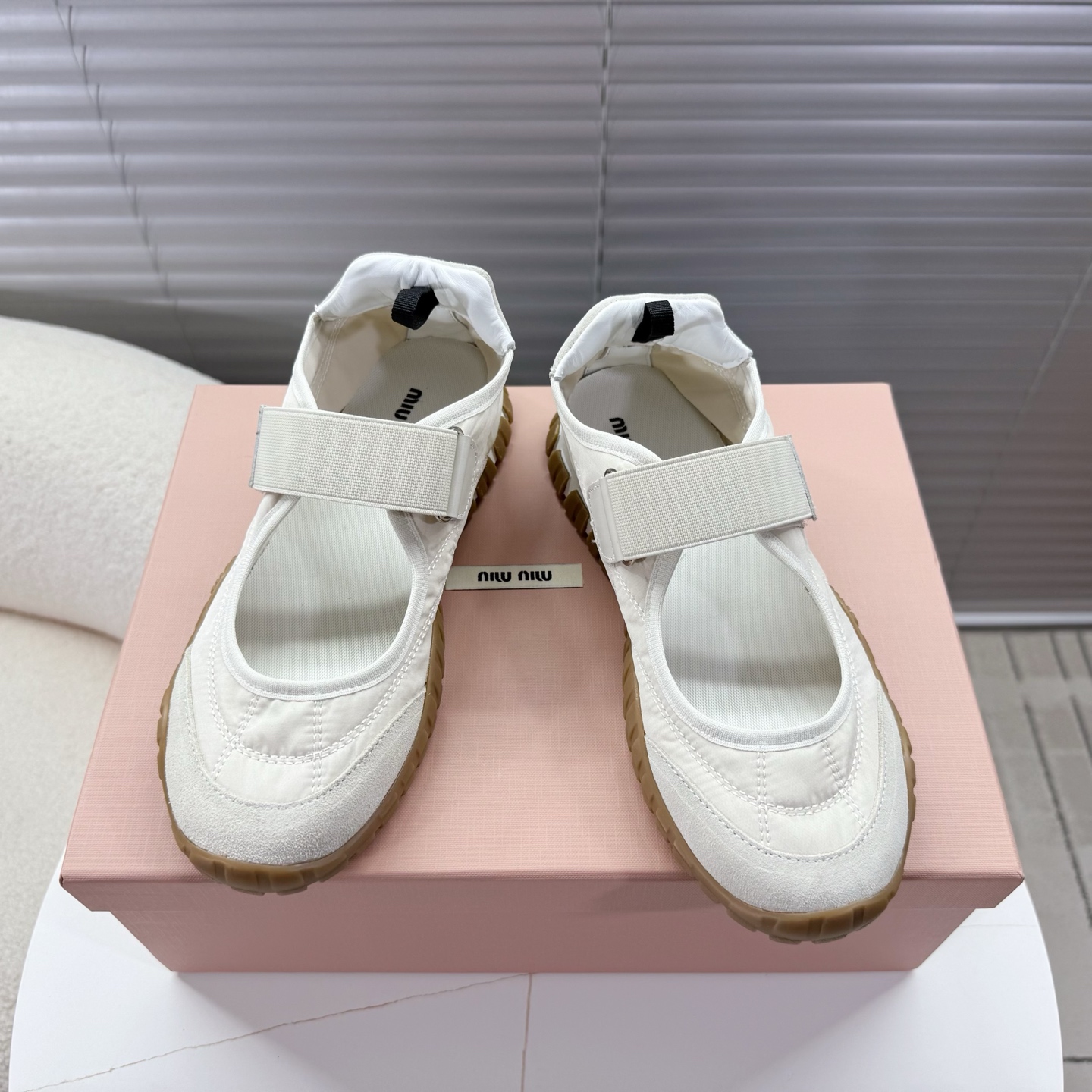 NO:229245,miumiu 2025 new arrival~ miu's latest early spring model｜Mary Zhen sneakers; retro tutoring shoes; Forrest Gump shoes This Mari Zhen women's shoes have a perfect American retro style~ It is super beautiful, comfortable, classic and versatile to wear!  Niu Zi spliced ​​fabric/breathable inner lining Original rubber sole/bending and folding ultra soft 35-40 positive size, ballet shoes, miumiu, mary jane, sneakers19860909miumiu 2025 new arrival～ miu家最新早春款｜玛丽珍运动鞋；复古德训鞋；阿甘鞋 这款玛丽珍女鞋妥妥的美式复古风格～ 上脚超级好看舒适经典百搭的绝绝子单品！ 牛猄拼接面料/透气内里 原版橡胶鞋底/耐弯耐折超软 35—40正码,芭蕾舞鞋,miumiu,mary jane,sneakers,Women's Shoes