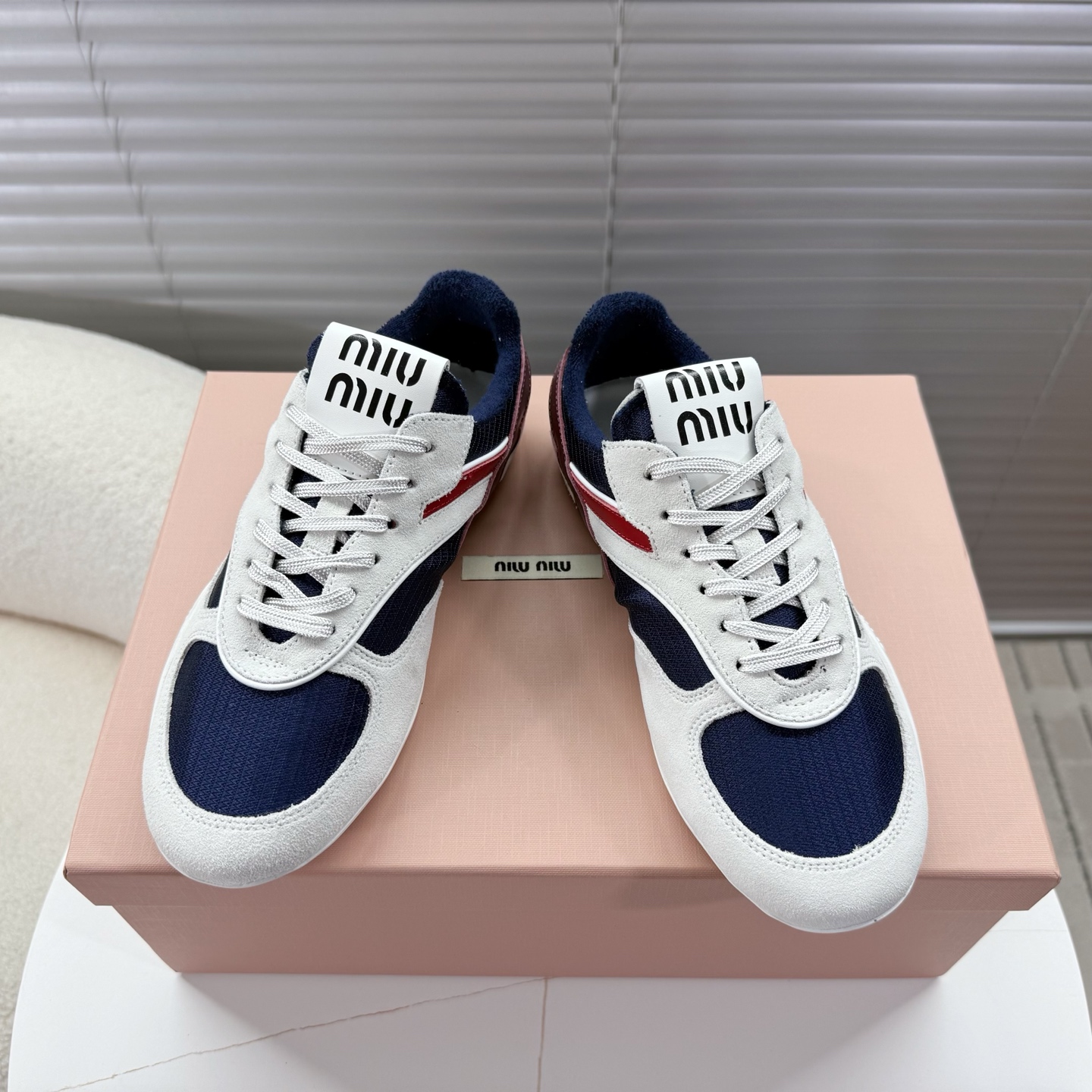 NO:229241,miumiu 2025 new arrival~ miu family couples retro men's shoes; Forrest Gump shoes; sports shoes couples' men's shoes are a perfect American retro style~ A super beautiful, comfortable, classic and versatile item!  Niu Zi spliced ​​fabric/breathable towel inner original rubber sole/bending and folding resistance super soft 35-40/39-45 positive size, casual shoes/sports shoes, miumiu, sneakers19860909miumiu 2025 new arrival～ miu家情侣款复古德训鞋；阿甘鞋；运动鞋 情侣款德训运动鞋妥妥的美式复古风格～ 上脚超级好看舒适经典百搭的绝绝子单品！ 牛猄拼接面料/透气毛巾内里 原版橡胶鞋底/耐弯耐折超软 35—40/39—45正码,休闲鞋/运动鞋,miumiu,sneakers,Women's Shoes