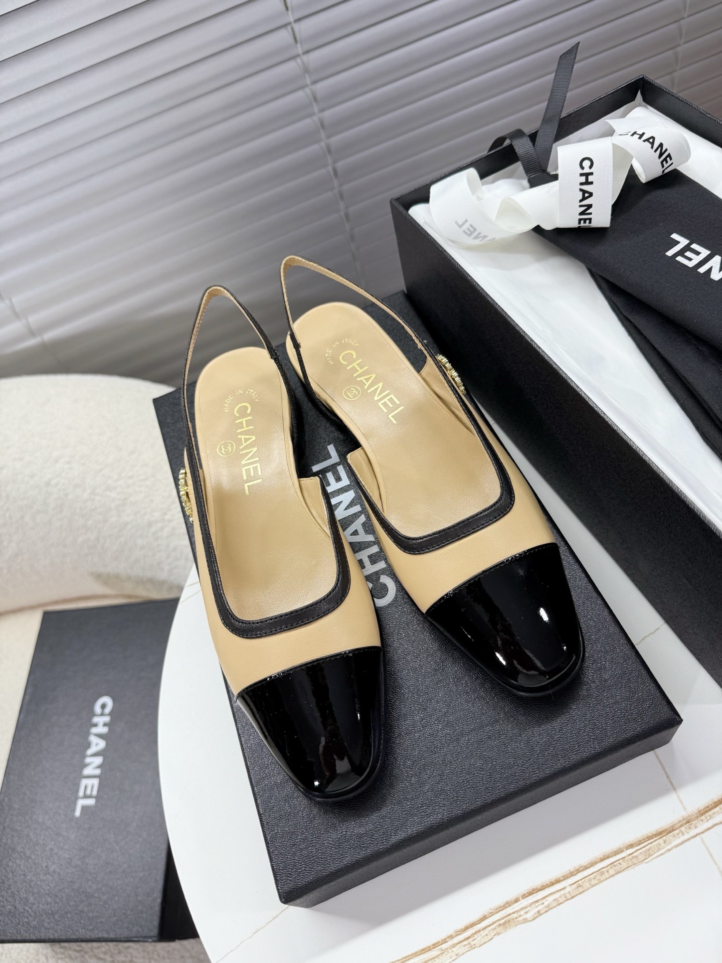 NO:247519,Chanel side empty sandals~~ Fashion show style with spliced ​​leather 3cm square heel square head design, interpreting fashion!  How to match the series, it looks good!  Original custom leather sole, top layer genuine leather fabric, side rhinestone double C mark, sheepskin inner footbed... 35-40 (34 41 customized) positive size matching packaging, sandals, chanel, sandals, sheepskin, Leather soles19860909Chanel侧空包头凉鞋~~ 时尚走秀款 拼接色皮面3cm方跟方头设计,演绎时尚！怎么搭怎么好看系列！ 原版定制真皮大底,头层真皮面料,侧面水钻双C标,羊皮内里垫脚…… 35—40(34 41定制)正码 配套包装,凉鞋,chanel,sandals,sheepskin,Leather soles,Women's Shoes