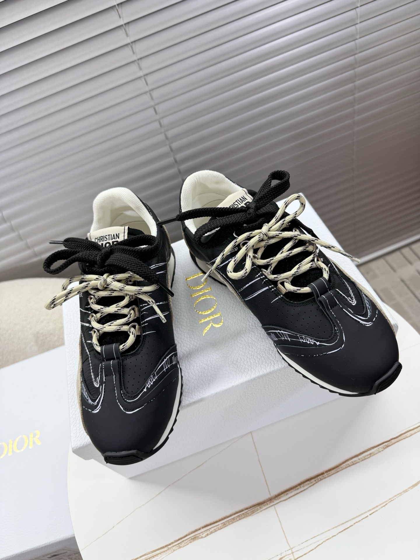 NO:229243,Dior--the latest couple sneakers; Forrest Gump shoes; Dexun shoes Printed 3D printed technological fabric, display details with 3D effects, and the iconic details of the side and rear logo decoration are further embellished. The original rubber TPU sole is decorated with DIOR logo. The concave and concave sole is decorated with the lucky star symbol of Christian Dior. The original cowhide surface is matched with cow velvet and rainproof cloth; the original molded outsole; the pair of shoelaces are decorated... 35-40/39-45 positive size, casual shoes/sports shoes, dior, sneakers, cowhide19860909Dior－－最新情侣款运动鞋；阿甘鞋；德训鞋 印花3D打印科技面料,以 3D 效果展示细节、侧面后侧Logo装饰标志性细节进一步点缀 原版橡胶TPU鞋底饰以 DIOR 标志. 凸凹胶质鞋底饰以 Christian Dior 的幸运星符号 原版牛皮面搭配牛绒与防雨布；原版开模大底；双鞋带装饰…… 35—40/39—45正码,休闲鞋/运动鞋,dior,sneakers,cowhide,Women's Shoes