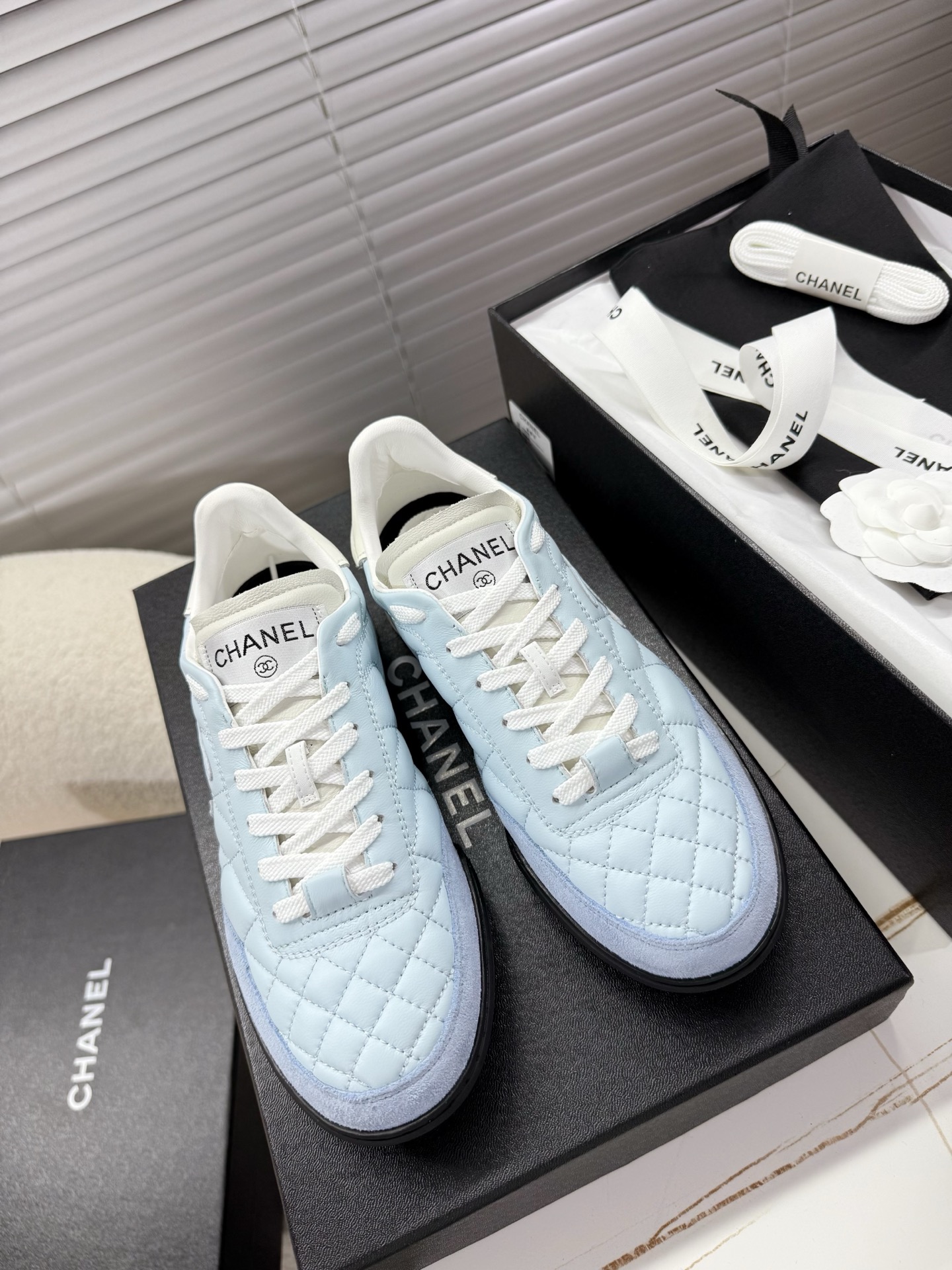 NO:229695,Chanel Grandma's scented rhombus sneakers, sports shoes, German training shoes, casual shoes~~ Simple low top, light and comfortable, diamond leather style, creating a young and active sports atmosphere Full leather diamond upper, sneakers design lightweight design, two-color sports sole~~ 35-40 positive sizes, casual shoes/sports shoes, chanel, sneakers19860909chanel 奶奶香菱格球鞋,运动鞋,德训鞋,休闲鞋~~ 简约低帮,轻便舒适,菱格真皮风格,营造出年轻活跃的运动氛围 全真皮菱格鞋面,球鞋设计轻装设计,双色运动大底~~ 35—40正码,休闲鞋/运动鞋,chanel,sneakers,Women's Shoes