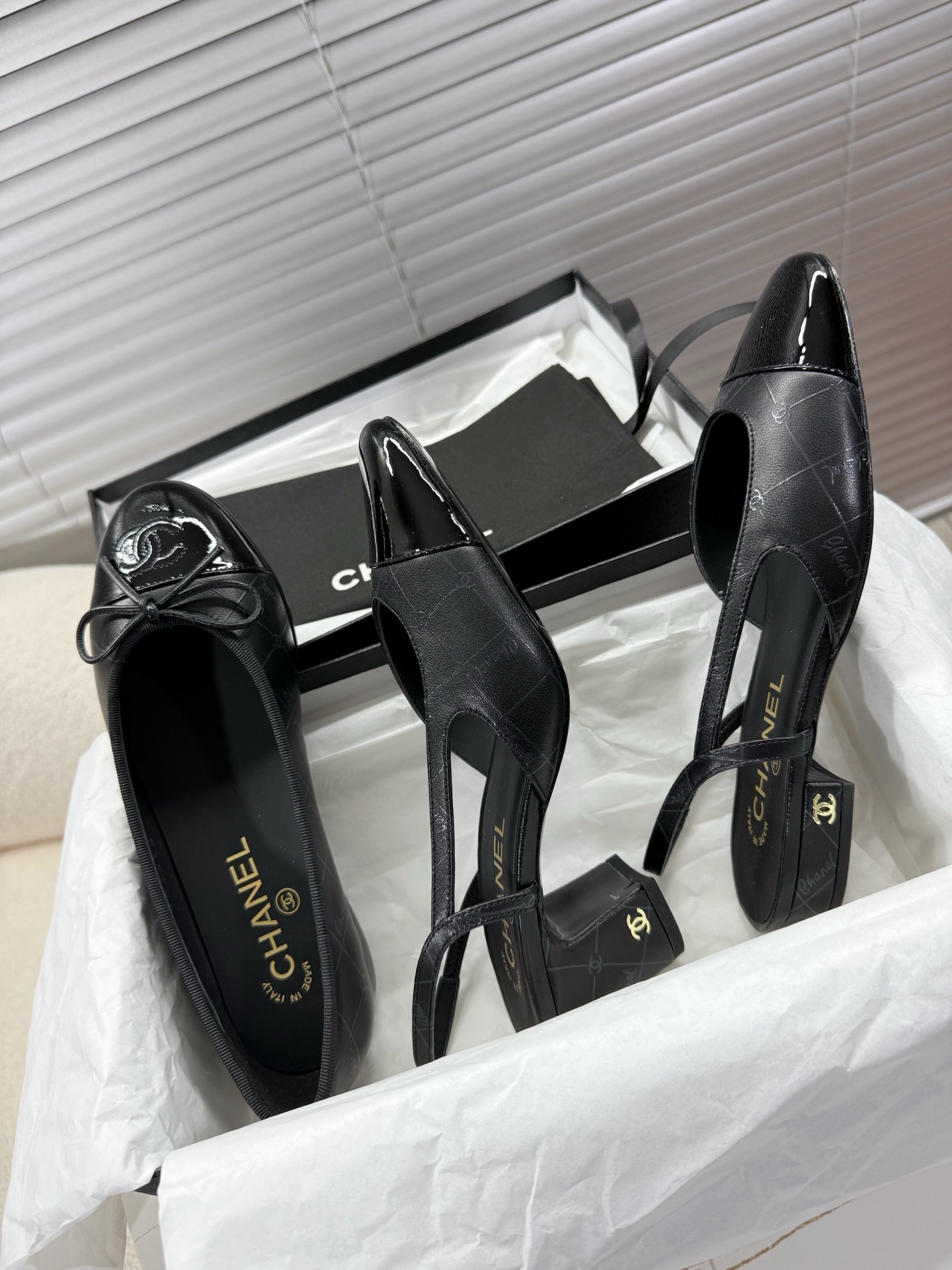 NO:233520,Chanel - small scented diamond-shaped ballet ballet shoes, side empty sandals~~ Fashion show style, splicing color mix and match, the latest rubber-drop diamond-shaped logo craftsmanship, 1.5cm flat heel/6.5cm thick heel small logo embellishment, interpreting fashion!  How to match the series, it looks good!  Original custom wood color genuine leather outsole, top layer cowhide surface dripping diamond-shaped logo craft, goatskin inner footbed... 35-40 positive size (34/41 customized size) matching packaging Low heel, thick heel, single shoes, ballet shoes sandals, chanel, sandals, cowhide, sheepskin, Leather soles19860909Chanel——小香菱格纹滴胶芭蕾舞鞋,侧空凉鞋~~ 时尚走秀款 拼接色混搭,最新滴胶菱格Logo工艺,1.5cm平跟/6.5cm粗跟小logo点缀,演绎时尚！怎么搭怎么好看系列！ 原版定制原木色真皮大底,头层牛皮面滴胶菱格纹Logo工艺,山羊皮内里垫脚…… 35—40正码 (34/41定制码)配套包装 低跟,粗跟,单鞋,芭蕾舞鞋凉鞋,chanel,sandals,cowhide,sheepskin,Leather soles,Women's Shoes