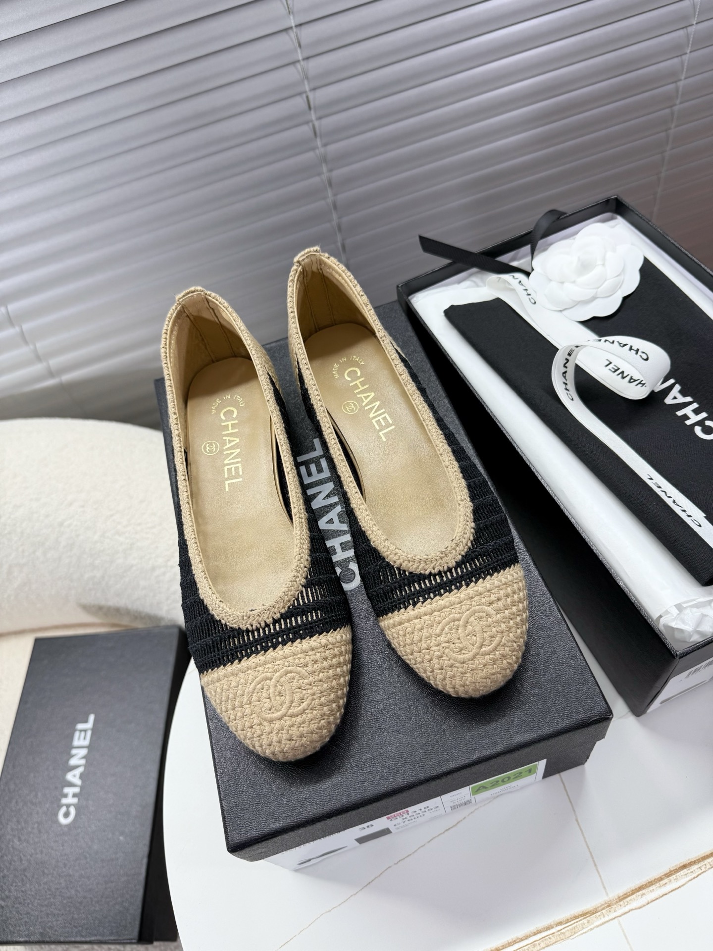 NO:247569,Chanel - a new spring and summer style for small fragrance style, hollow woven Rafite ballet shoes~~ Fashion show style, mix and match splicing colors, hollow woven surface style, shallow mouth round head flat bottom, simple and fashionable spring and summer versatile style!  Original custom leather outsole, original planted Lafite weaving process, goatskin inner footbed... 35-40 positive size (34/41/42 customized size) matching packaging, ballet shoes, chanel, sheepskin, Leather soles19860909Chanel——小香风春夏季新款,镂空编织拉菲草芭蕾舞鞋~~ 时尚走秀款 拼接色混搭,镂空编织面风格,浅口圆头平底,简约时尚春夏百搭款！ 原版定制真皮大底,原植拉菲草镂空编织工艺,山羊皮内里垫脚…… 35—40正码 (34/41/42定制码)配套包装,芭蕾舞鞋,chanel,sheepskin,Leather soles,Women's Shoes