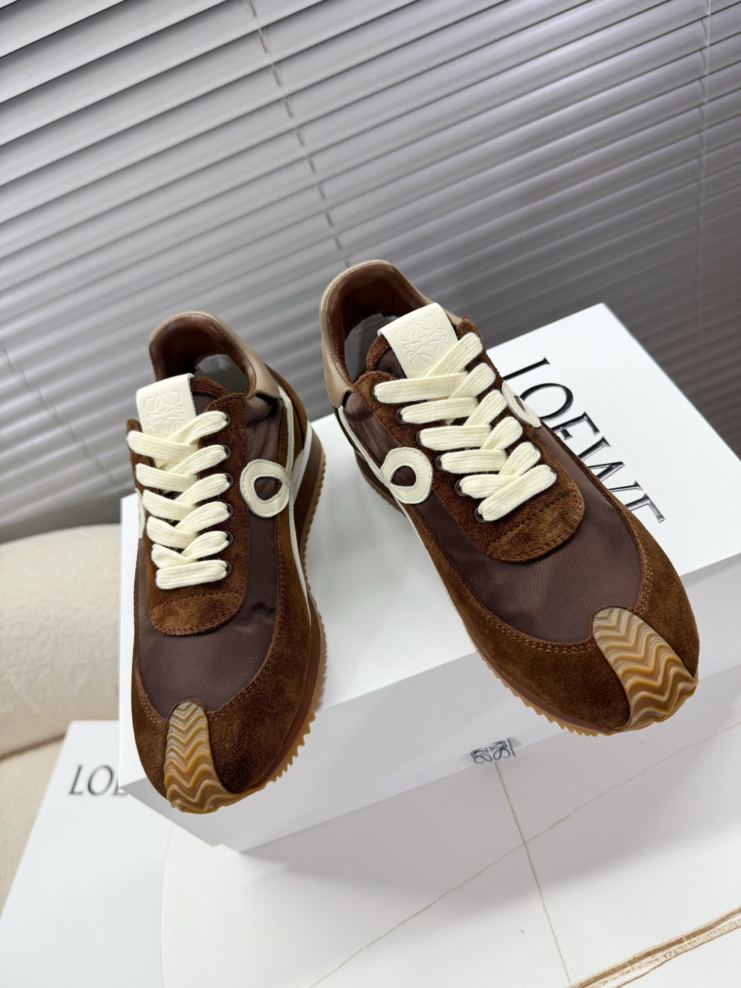 NO:748442,Loewe~~The latest colors of Loewe's couple series, Forrest Gump shoes, Dexun shoes, sports shoes... Xiaohongshu good things to share; they are so beautiful, easy to wear, comfortable and versatile... The shoes are very light, no pressure when shopping, and can be worn with skirts and pants. Mixed and spliced fabrics (nubuck leather/velvet fabric), breathable gauze lining, cowhide foot pads, two-color combination anti-slip outsole, original stenciled logo  35-40 (41 customized, non-refundable)/39-43 (44 customized, non-refundable), casual shoes/sports shoes, loewe, sneakers, skirts, cowhide19860909Loewe~~罗易威情侣款系列最新配色,阿甘鞋、德训鞋、运动鞋…… 小红书好物分享；实在是太美太好穿太舒服太百搭啦……鞋子很轻便,逛街暴走零压力,配裙子裤子都OK 混搭拼接面料(磨砂牛皮/丝绒布料),透气纱网内里,牛皮垫脚,双色组合防滑大底,原版钢印Logo徽标 35—40(41定做不退换)/39—43(44定做不退换),休闲鞋/运动鞋,loewe,sneakers,skirts,cowhide,Women's Shoes