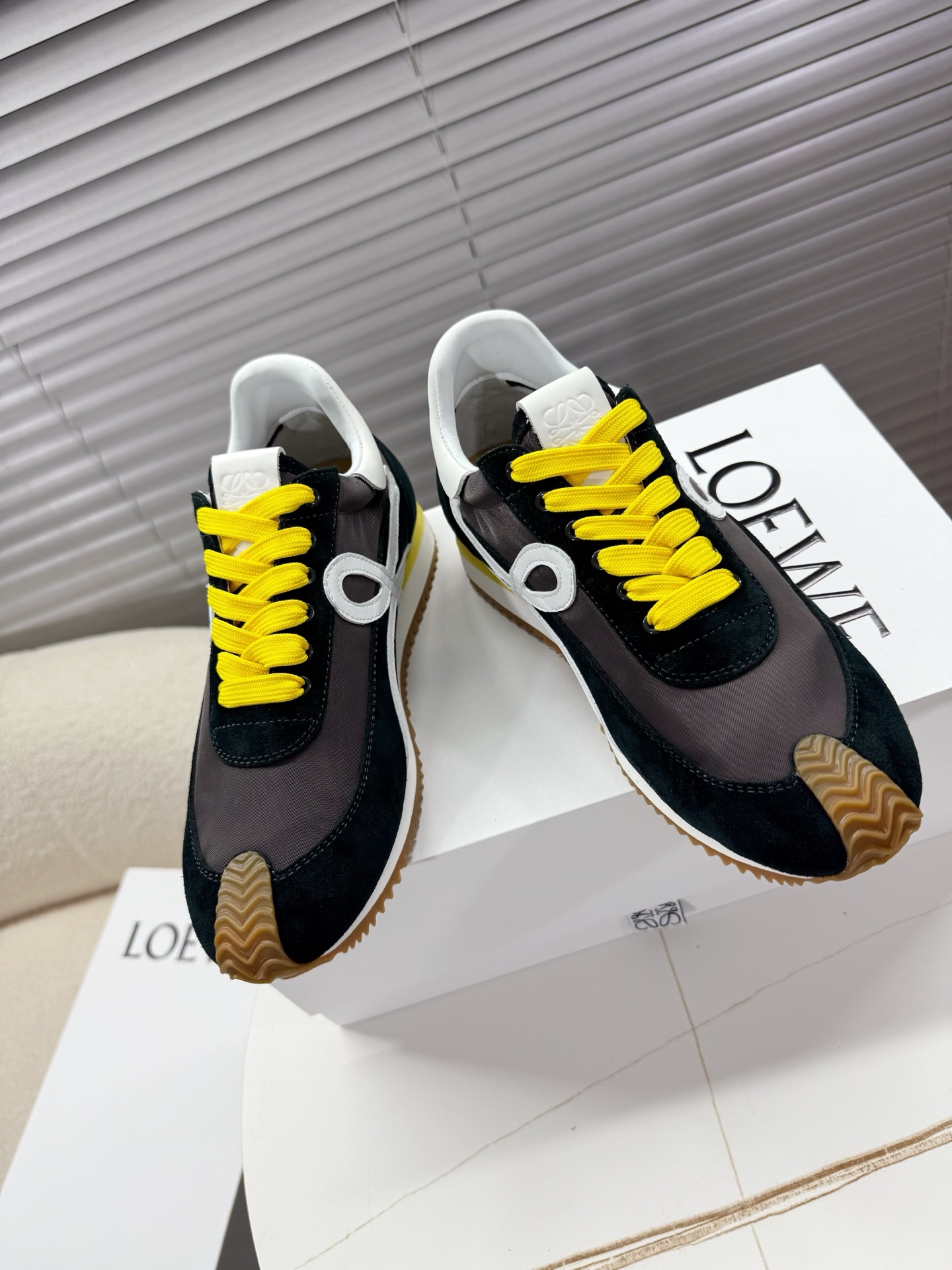 NO:224290,Loewe~~The latest color matching of the couples series, Forrest Gump shoes, Deshua shoes, sports shoes... Xiaohongshu's good things are really beautiful, so comfortable and versatile... The shoes are very light, and they are gone through shopping, and they are OK with skirts and pants. Mixed and matched spliced ​​fabrics (frosted cowhide/velvet fabric), breathable gauze inner, cowhide footbed, two-color combination anti-slip sole, original steel-printed logo logo 35-40 (41 custom-made no return)/39-43 (44 custom-made no return), casual shoes/sports shoes, loewe, sneakers, skirts, cowhide19860909Loewe~~罗易威情侣款系列最新配色,阿甘鞋、德训鞋、运动鞋…… 小红书好物分享；实在是太美太好穿太舒服太百搭啦……鞋子很轻便,逛街暴走零压力,配裙子裤子都OK 混搭拼接面料(磨砂牛皮/丝绒布料),透气纱网内里,牛皮垫脚,双色组合防滑大底,原版钢印Logo徽标 35—40(41定做不退换)/39—43(44定做不退换),休闲鞋/运动鞋,loewe,sneakers,skirts,cowhide,Women's Shoes