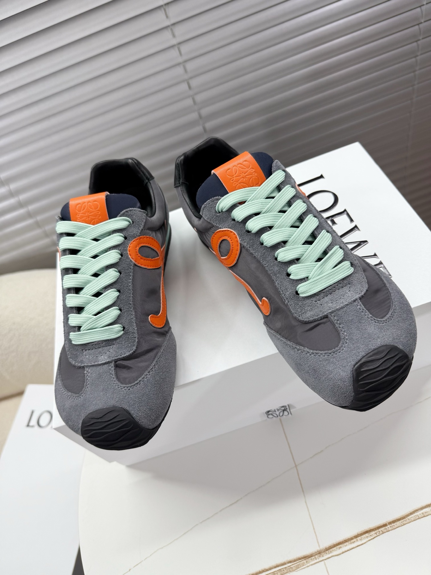 NO:224300,Loewe Lovers series, Forrest Gump shoes, Deshua shoes, sports shoes... Recommended for Xiaohongshu's good things; it's so beautiful, so comfortable and versatile... The shoes are very light, so they go through shopping, and they are OK with skirts and pants. Mixed and matched spliced ​​fabrics (frosted cowhide/velvet fabric), full sheepskin inner lining, cowhide footbed, two-color combination non-slip sole, the original heel has 3D injection rubber LOEWE logo 35-40 (41 custom made no return)/39-44 (45 custom made no return) Shoe buckle decoration 25, casual shoes/sports shoes, loewe, sneakers, skirts, cowhide, sheepskin19860909Loewe 罗易威 情侣款系列,阿甘鞋、德训鞋、运动鞋…… 小红书好物推荐；实在是太美太好穿太舒服太百搭啦……鞋子很轻便,逛街暴走零压力,配裙子裤子都OK 混搭拼接面料(磨砂牛皮/丝绒布料),全羊皮内里,牛皮垫脚,双色组合防滑大底,原版后跟有3D注塑橡胶LOEWE徽标 35—40(41定做不退换)/39—44(45定做不退换)鞋扣装饰 25,休闲鞋/运动鞋,loewe,sneakers,skirts,cowhide,sheepskin,Women's Shoes