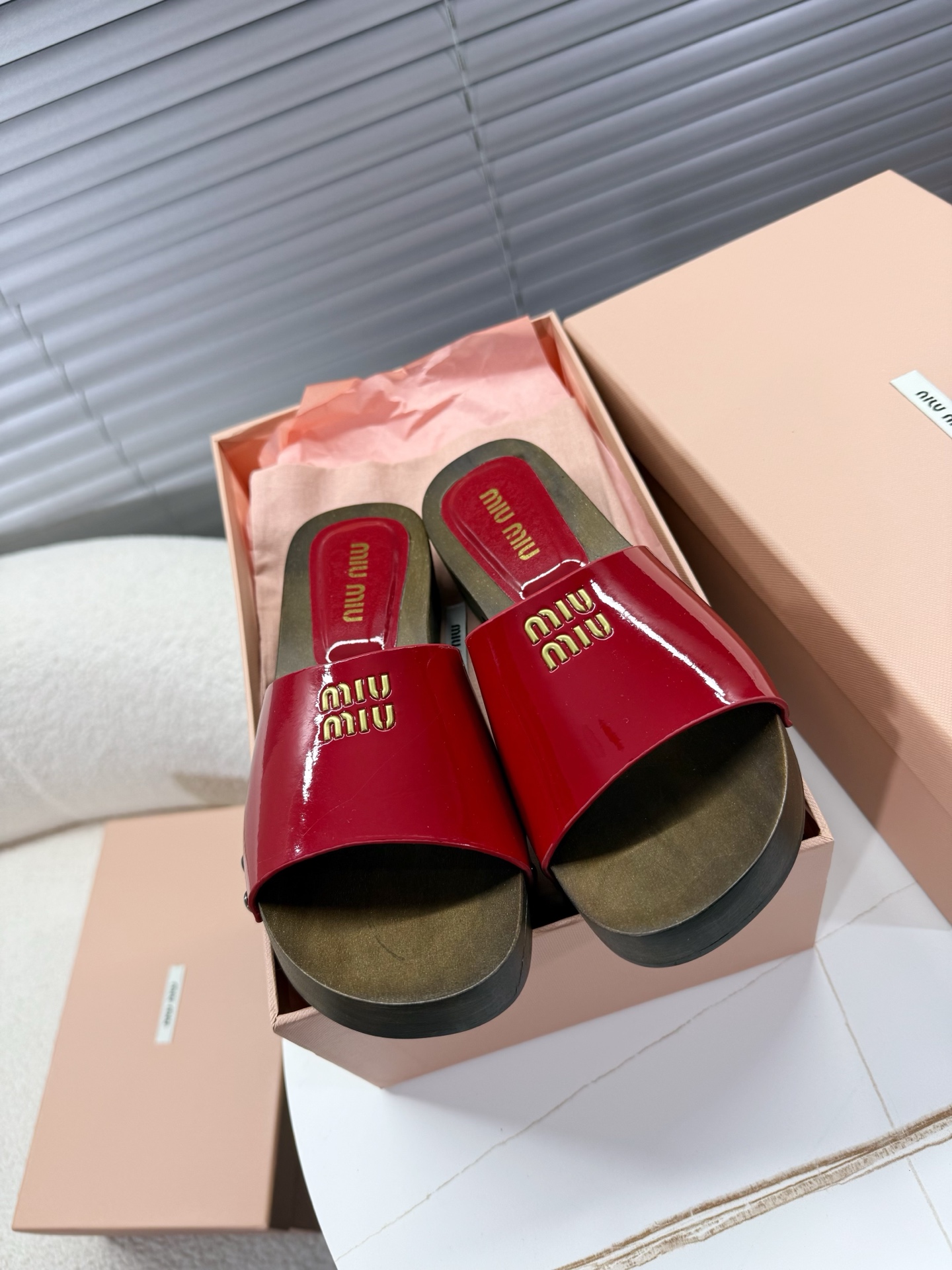 NO:247533,Miumiu - 25ss Spring and Summer Show new style; clog slippers; wooden heel slippers/sandals Miao Miao's new style clog slippers, spring and summer outfit artistic style; retro feel directly bursting; neat and unique; metal nail buckle decoration injects cool soul into the overall shape... All wooden waterproof table (3.5cm heel height 2cm waterproof table), injection molded silent non-slip rubber bottom sheet at the bottom, upper/foot pad full leather... Matched with different colors of sock covers (sower cover accessories purchased separately 20) 34-40 (34 40 customized size) regular size, slippers, miumiu, sandals, slippers19860909miumiu——25ss春夏季走秀新款；木屐拖鞋；木跟拖鞋/凉鞋 缪缪新款木屐拖鞋,春夏季穿搭艺术范；复古感直接拉爆；利落又有个性；金属钉扣装饰为整体造型注入酷感灵魂…… 全木质防水台(3.5cm跟高2cm防水台),底部注塑静音防滑橡胶底片,鞋面/垫脚全真皮…… 搭配不同色彩的袜套(袜套附件另购20) 34—40(34 40定制码)正码,拖鞋,miumiu,sandals,slippers,Women's Shoes