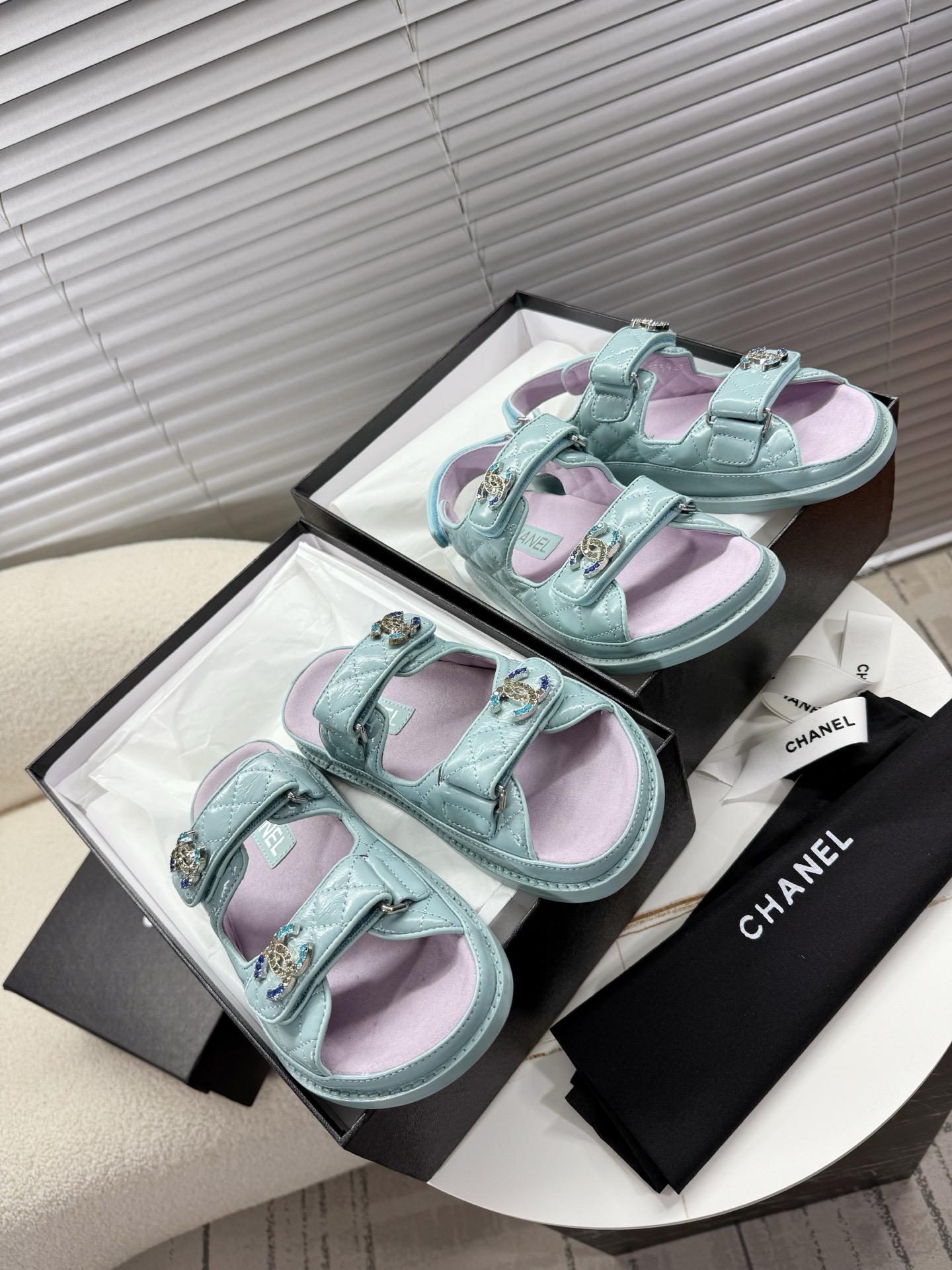 NO:247588,chanel~~ Beach shoes~~Classic sandals, versatile M multiple skirts/pants, Internet celebrities wear socks with different colors, and they are super fashionable. The seemingly simple sandals have been debugged and modified for many months. The midsole craftsmanship of the shoe is all genuine... The real thing is more textured and atmospheric than the picture... Mixed fabric surface... Patent leather surface... Electric embroidered cowhide surface... Real leather thick sole... ZP open mold midsole footrest... Original metal buckle/diamond buckle 35-40 positive size matching packaging Slippers/sandals, slippers sandals, chanel, sandals, slippers, skirts, cowhide, socks19860909chanel~~沙滩鞋~~经典凉鞋,百搭M多裙子/裤子,网红搭配不同颜色袜子穿也超级洋气 看似简单的凉鞋却历经多月M次调试改模,鞋型中底工艺都是正品级别……实物比图片更有质感大气…… 混合布面…漆皮面…电绣牛皮面…真皮厚底…ZP开模中底垫脚…原版金属扣/钻扣 35—40正码配套包装 拖鞋/凉鞋,拖鞋凉鞋,chanel,sandals,slippers,skirts,cowhide,socks,Women's Shoes